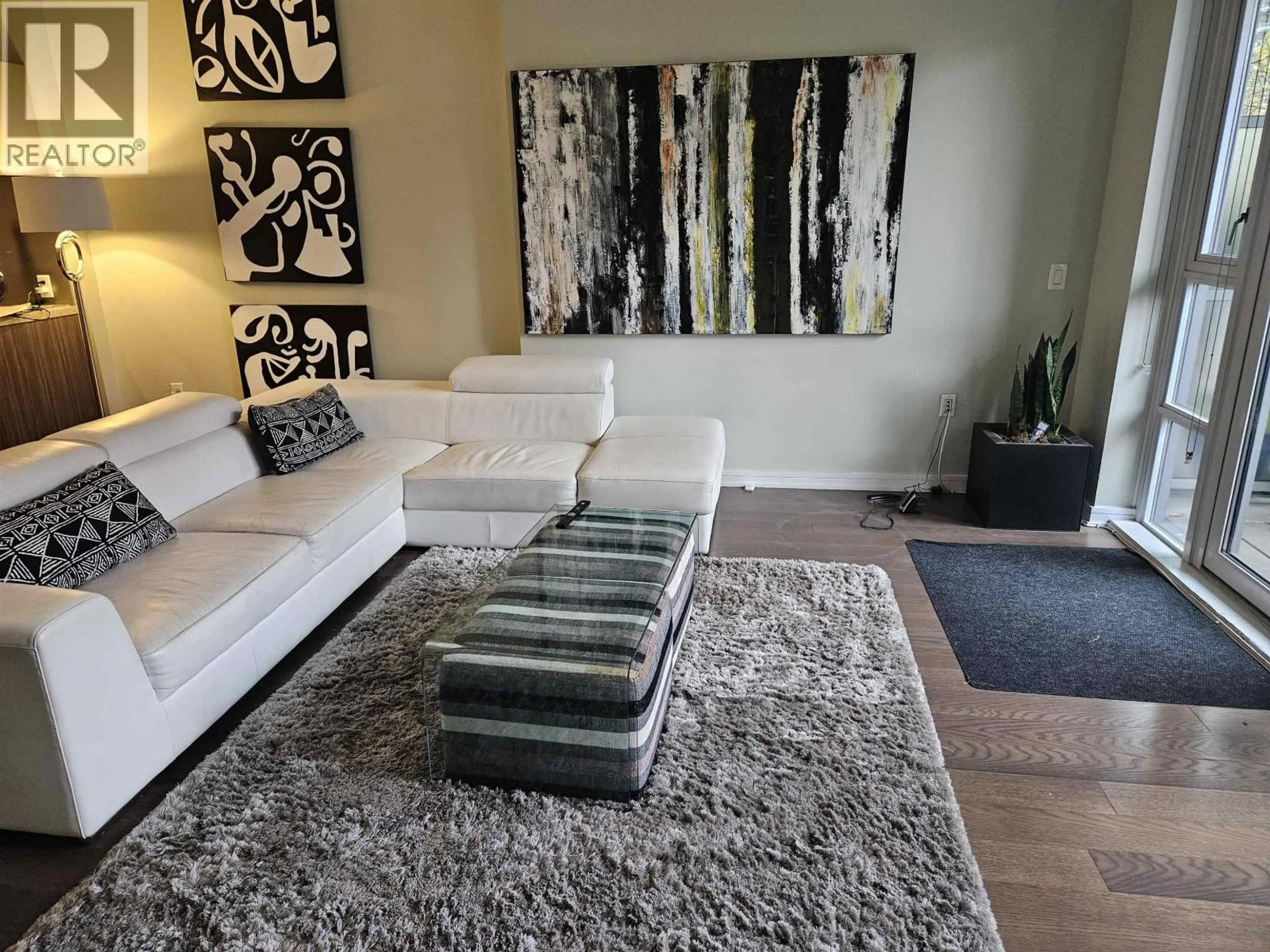 Living room with furniture, carpet floor for 1618 COLUMBIA STREET, Vancouver British Columbia V5Y0B6