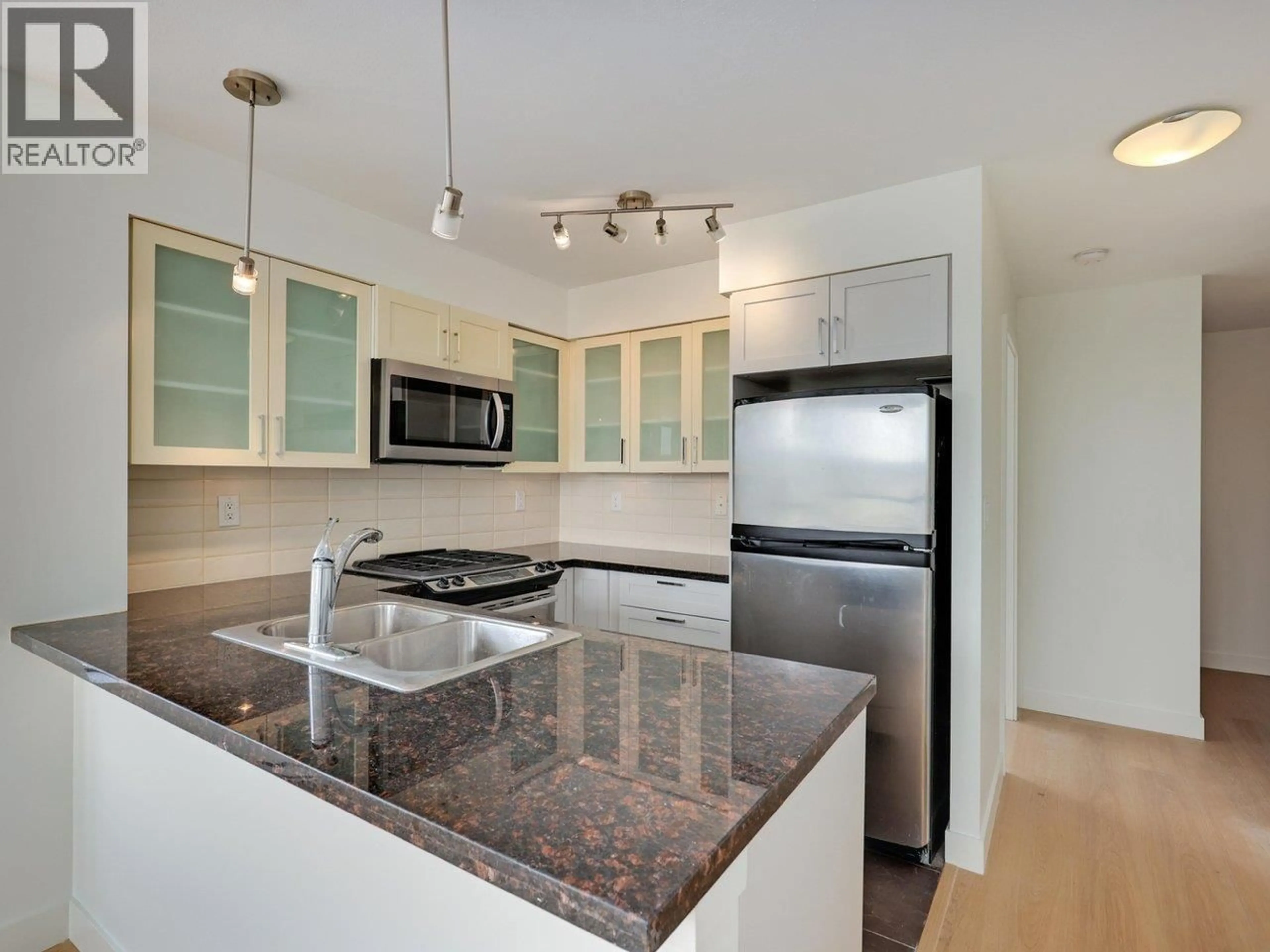 Open concept kitchen, unknown for 1607 - 1 RENAISSANCE SQUARE, New Westminster British Columbia V3M0B6