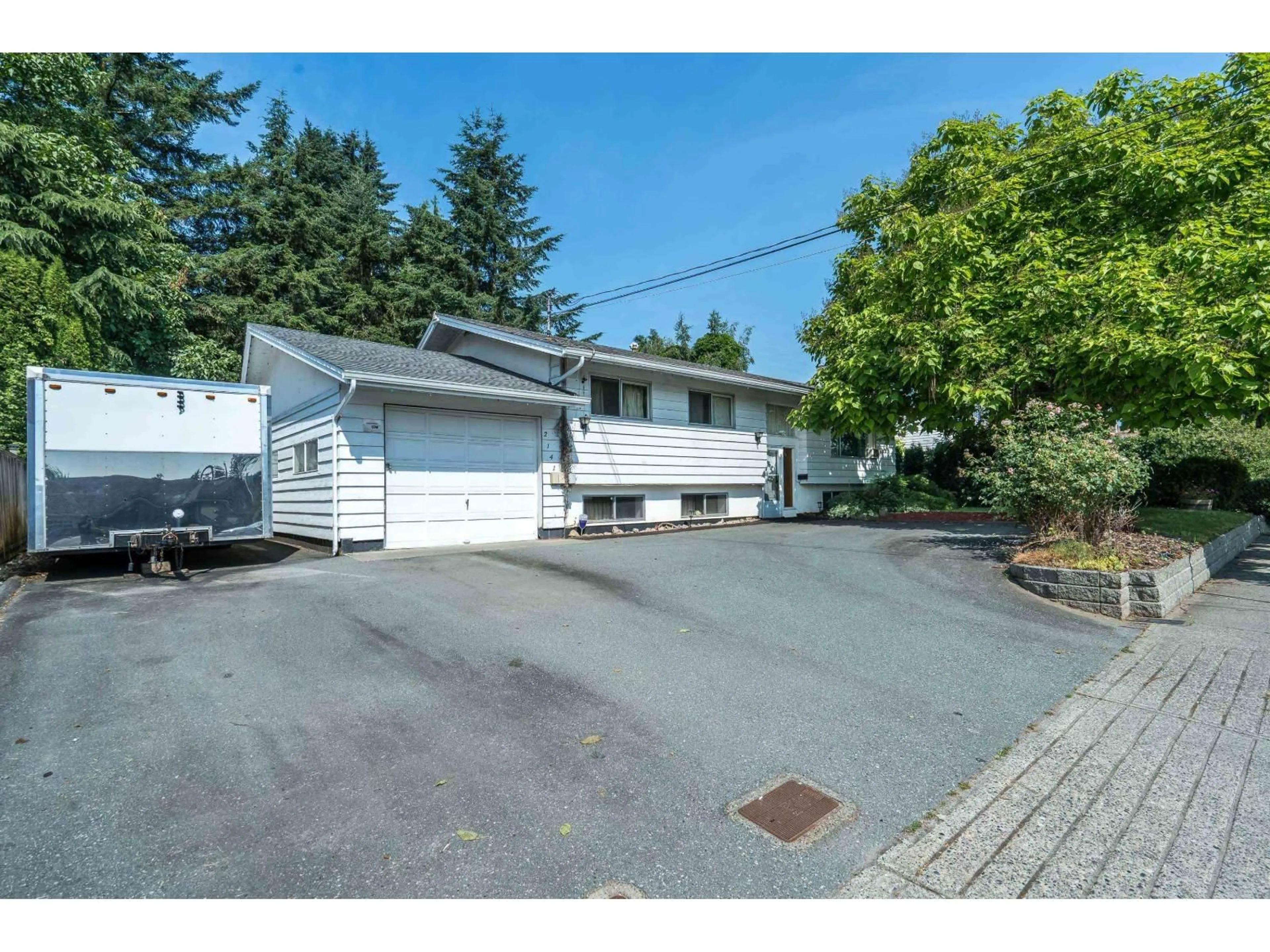 A pic from outside/outdoor area/front of a property/back of a property/a pic from drone, street for 2141 WARE STREET, Abbotsford British Columbia V2S3C4