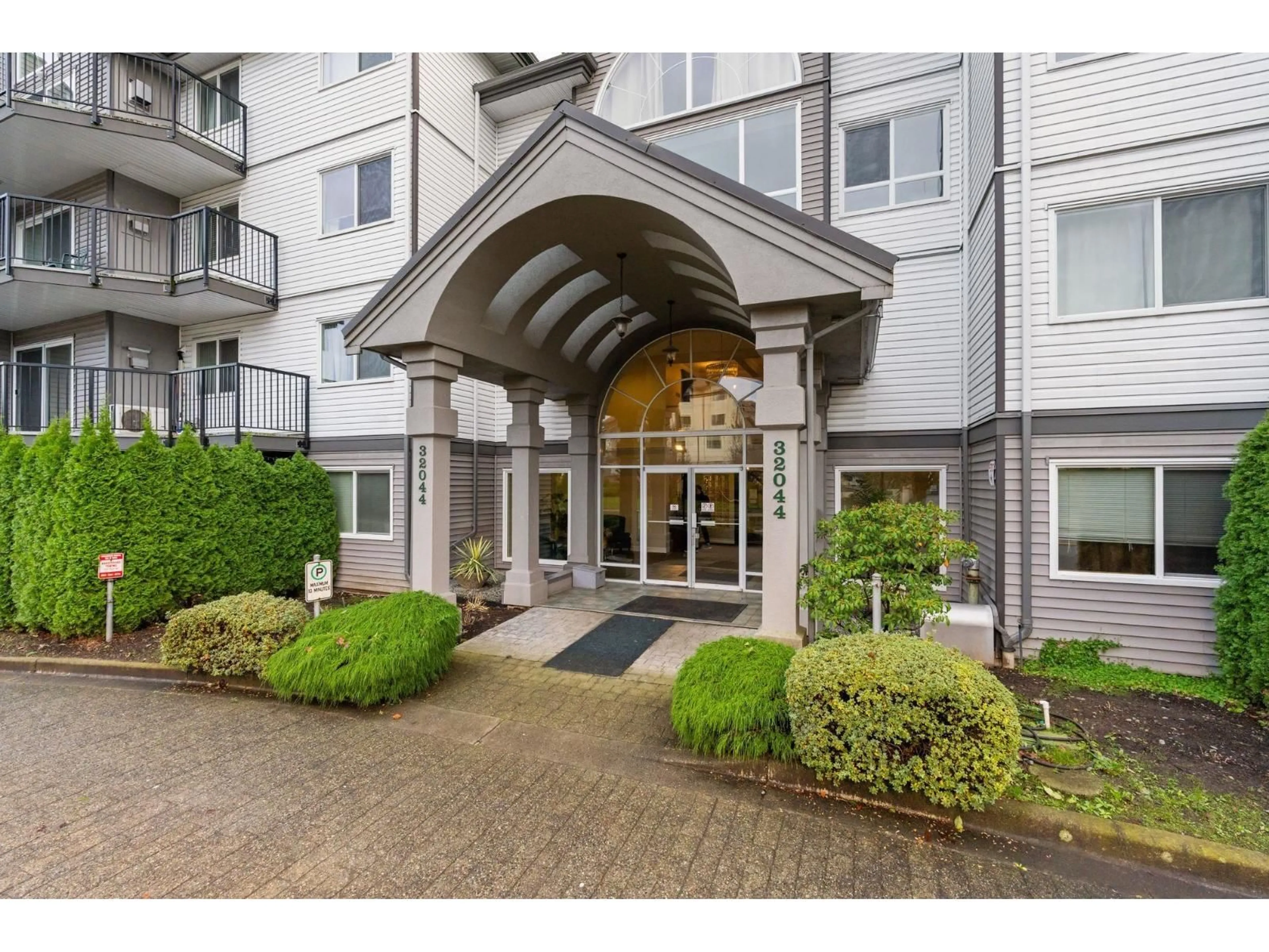 Indoor foyer for 209 - 32044 OLD YALE ROAD, Abbotsford British Columbia V2T2C9