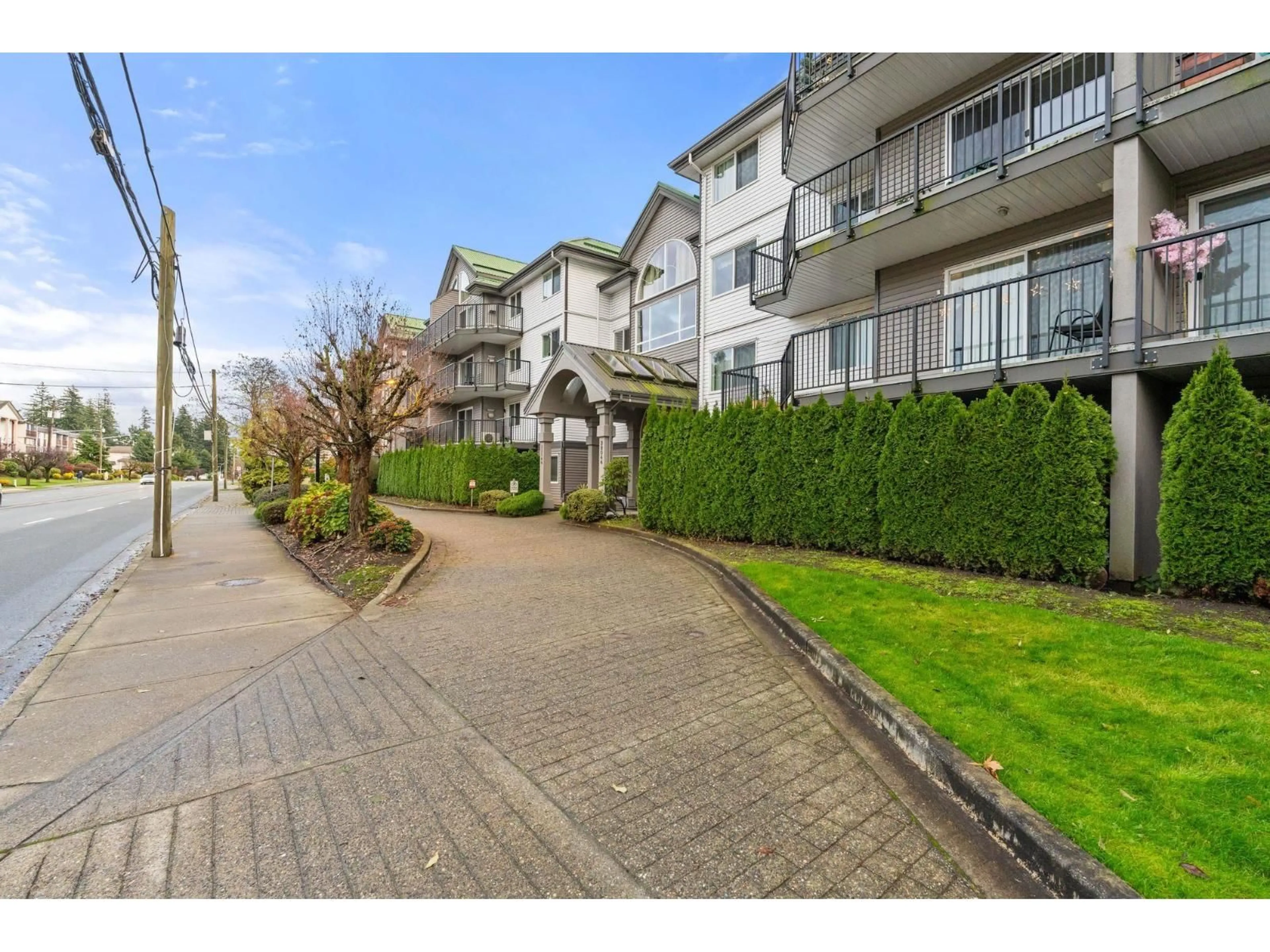 Patio, street for 209 - 32044 OLD YALE ROAD, Abbotsford British Columbia V2T2C9