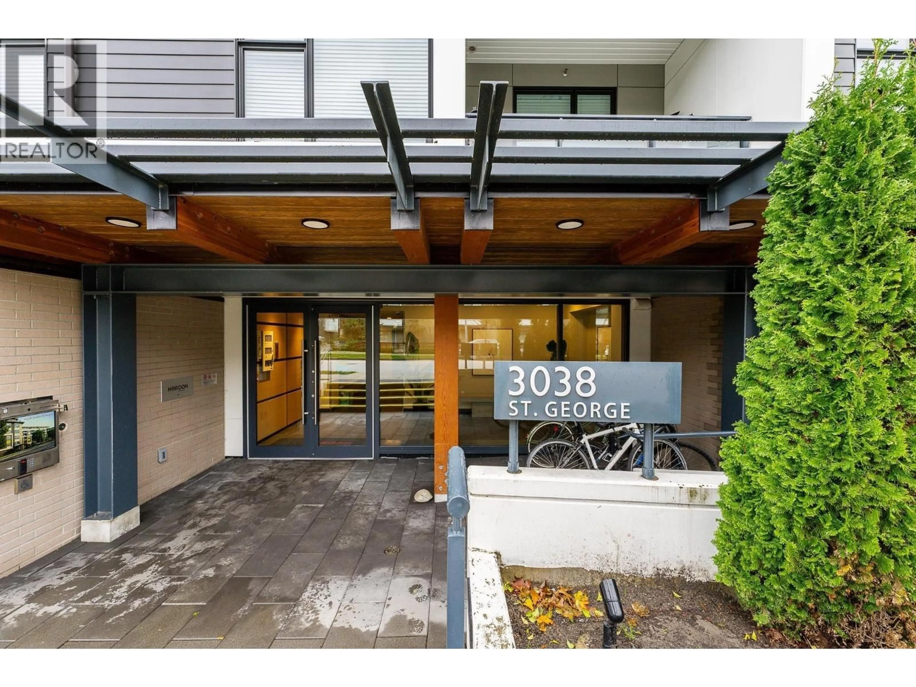 Indoor entryway for 112 - 3038 ST. GEORGE STREET STREET, Port Moody British Columbia V3H0L3