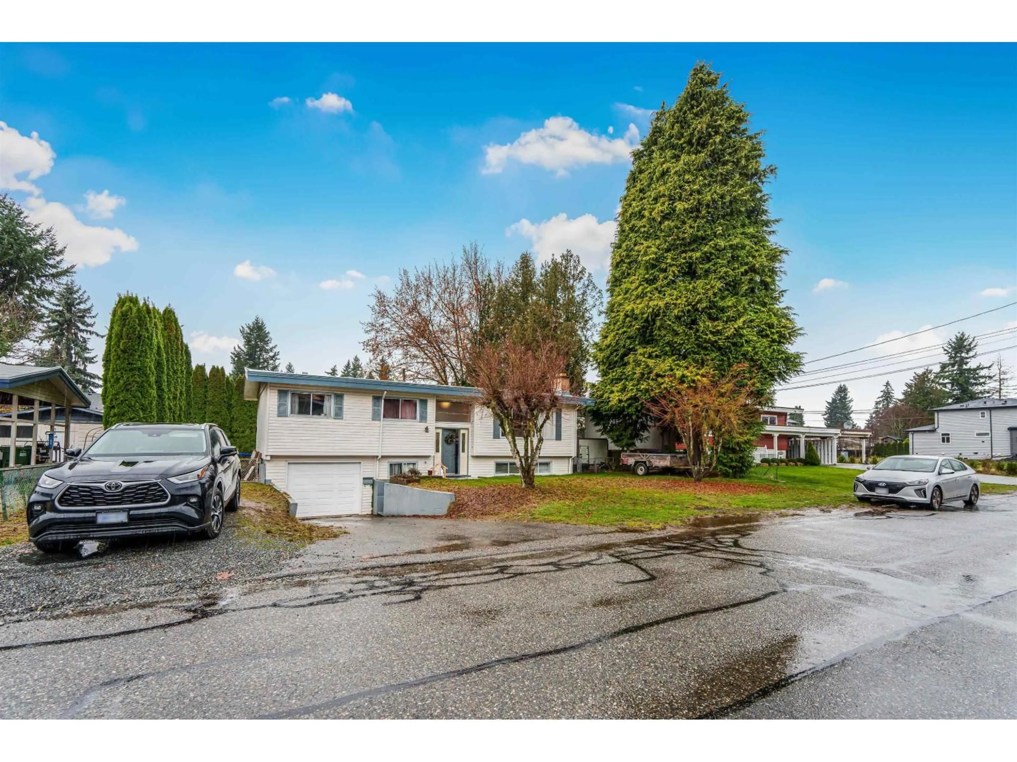 A pic from outside/outdoor area/front of a property/back of a property/a pic from drone, street for 2175 LYNDEN STREET, Abbotsford British Columbia V2T3B6