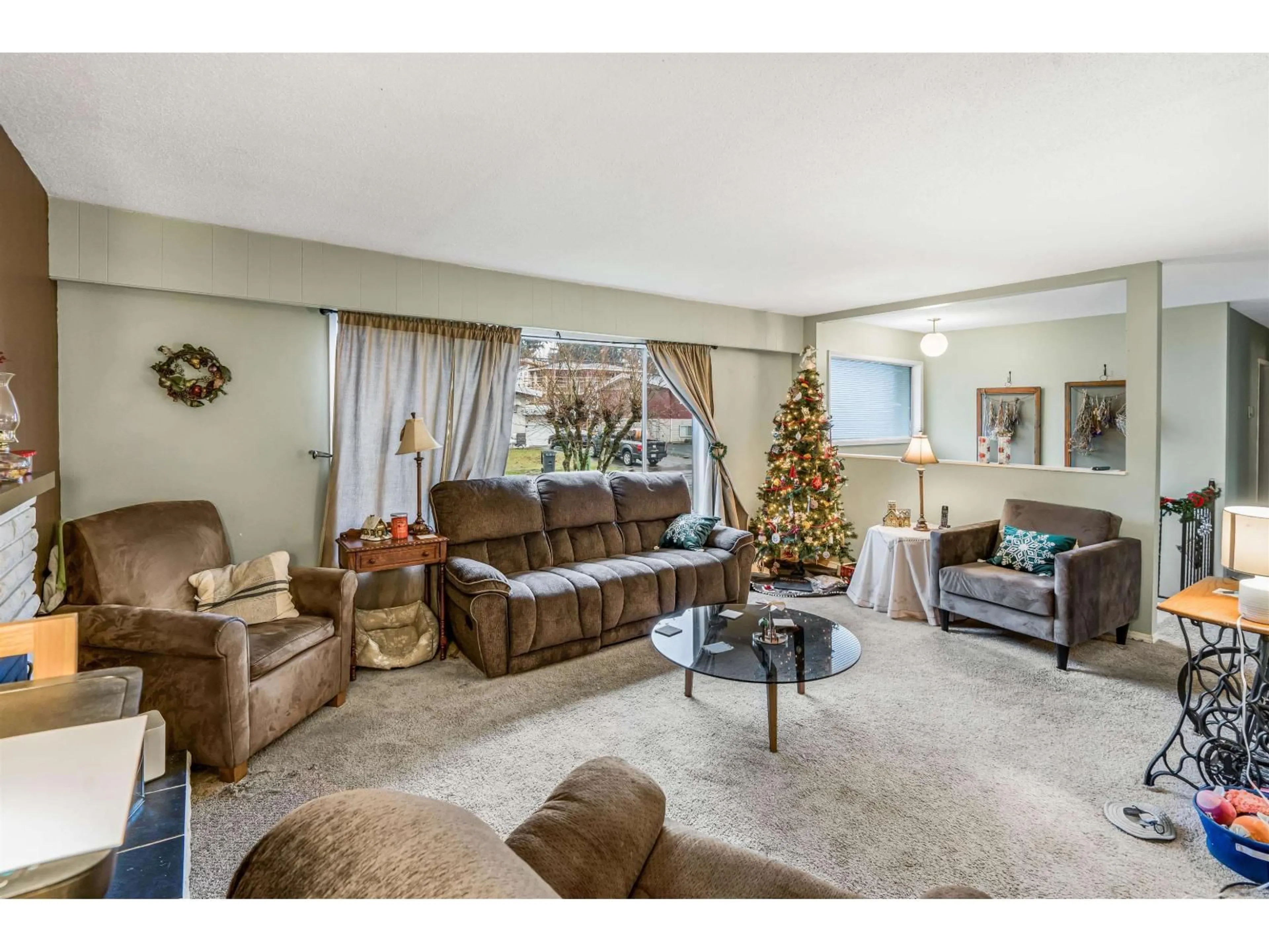 Living room with furniture, unknown for 2175 LYNDEN STREET, Abbotsford British Columbia V2T3B6