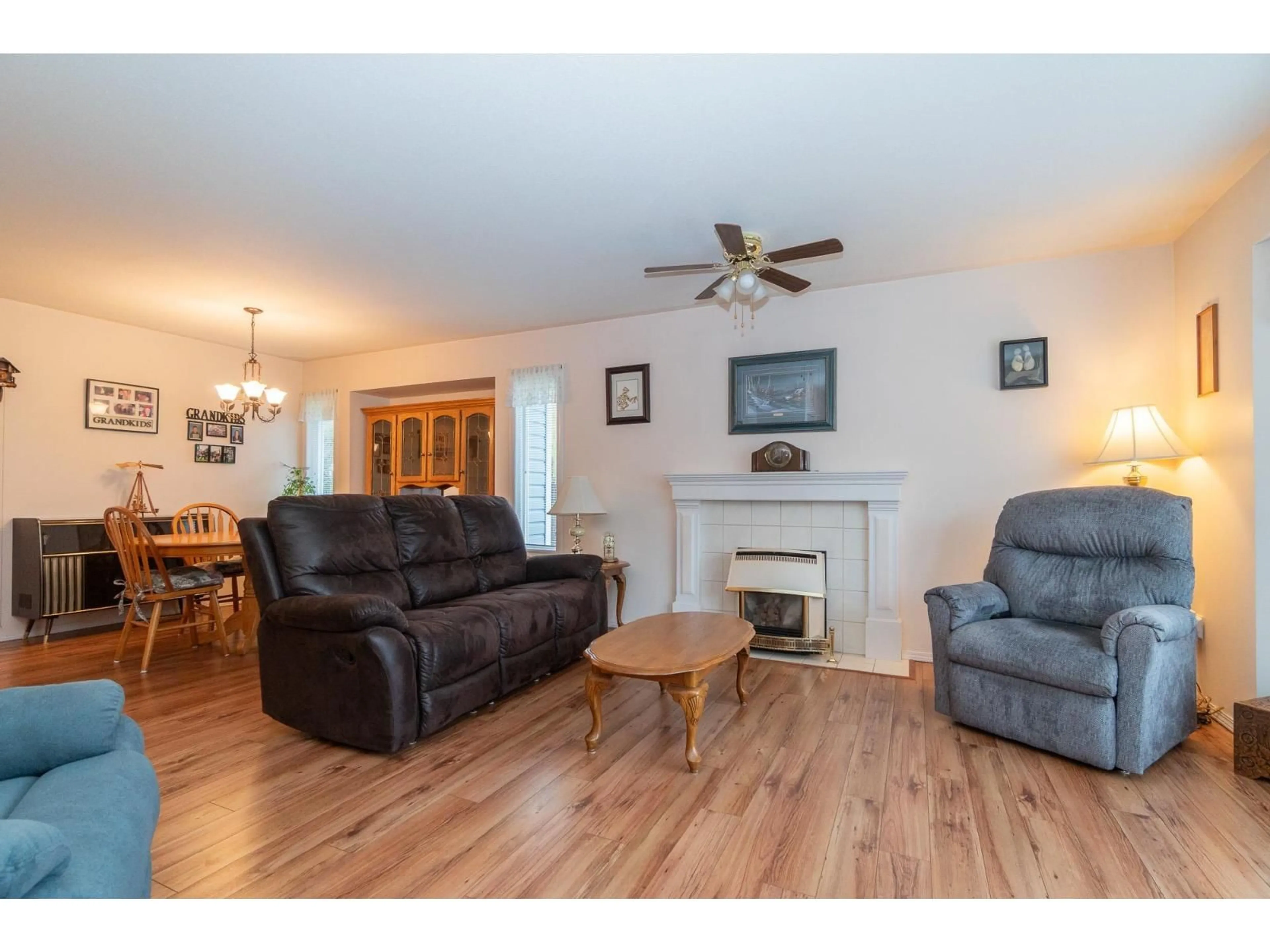 Living room with furniture, wood/laminate floor for 38 - 45175 WELLS ROAD, Chilliwack British Columbia V2R3K7