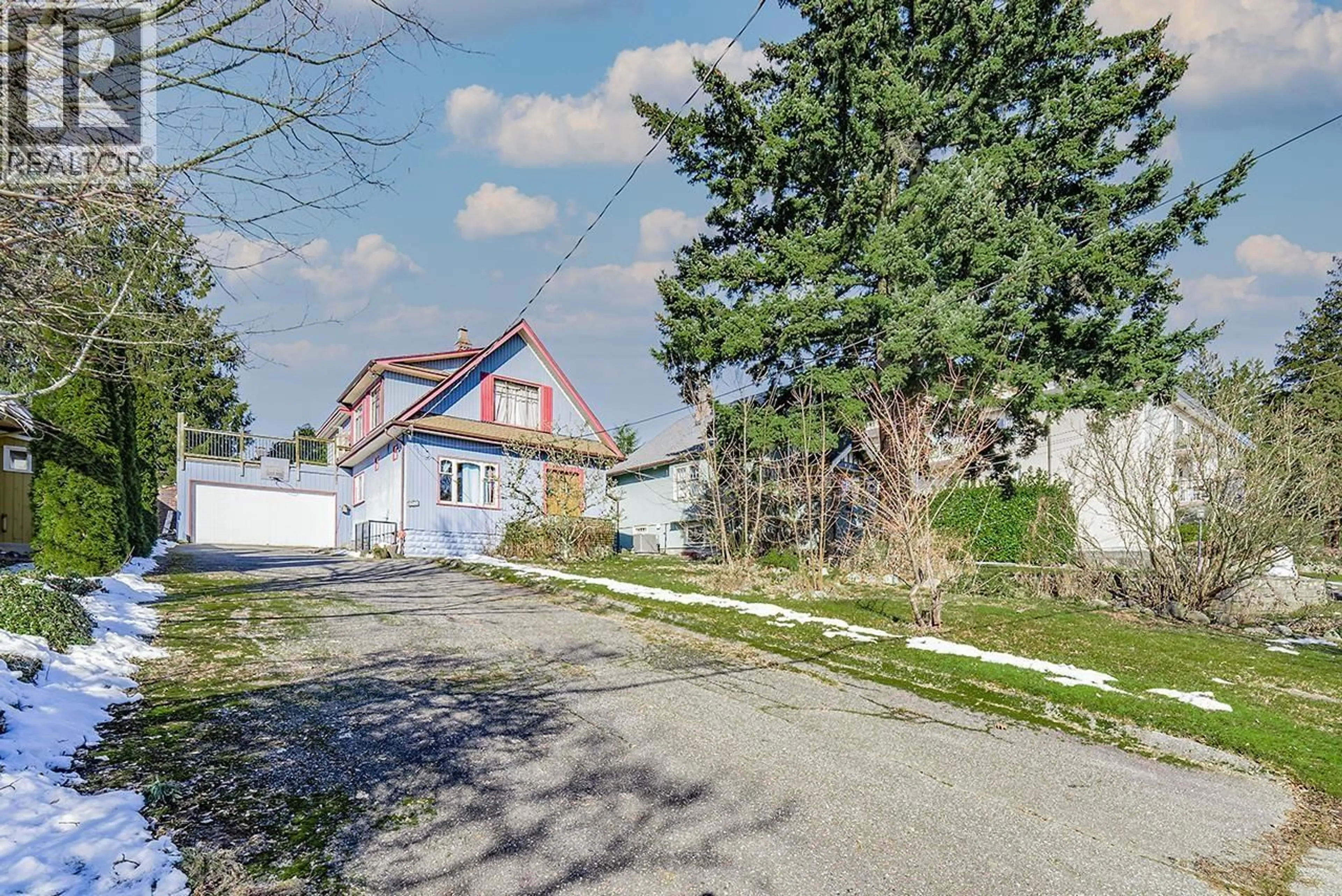 A pic from outside/outdoor area/front of a property/back of a property/a pic from drone, street for 1027 NANAIMO STREET, New Westminster British Columbia V3M2E7