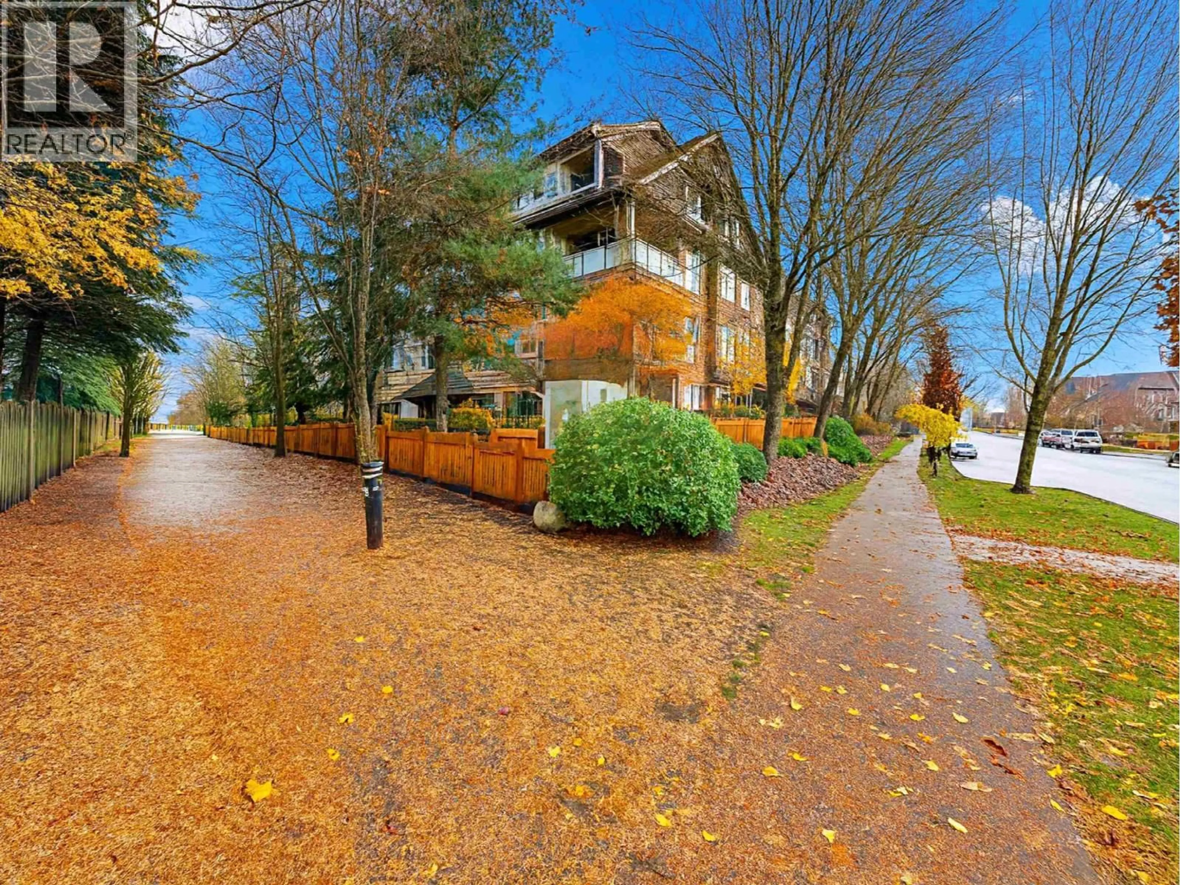 A pic from outside/outdoor area/front of a property/back of a property/a pic from drone, street for 208 - 250 SALTER STREET, New Westminster British Columbia V3M0B7