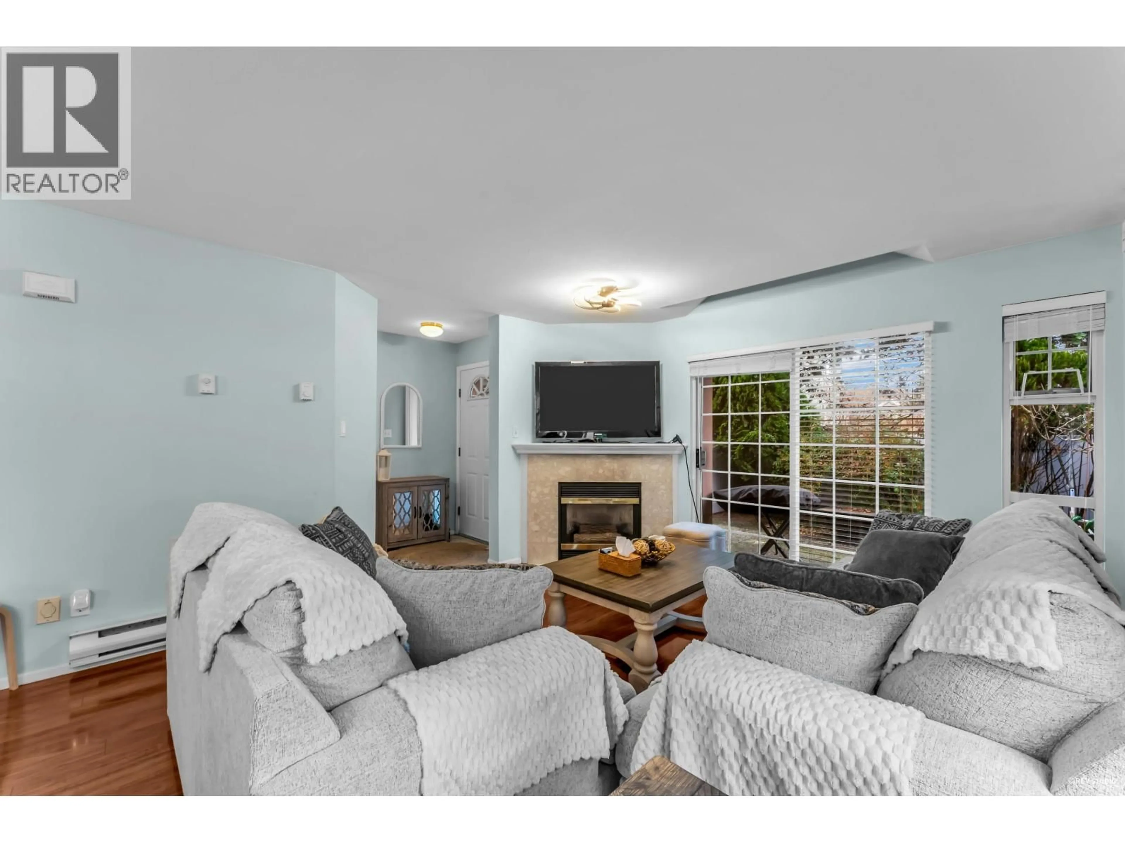 Living room with furniture, unknown for 26 - 7433 16TH STREET, Burnaby British Columbia V3N4Z5