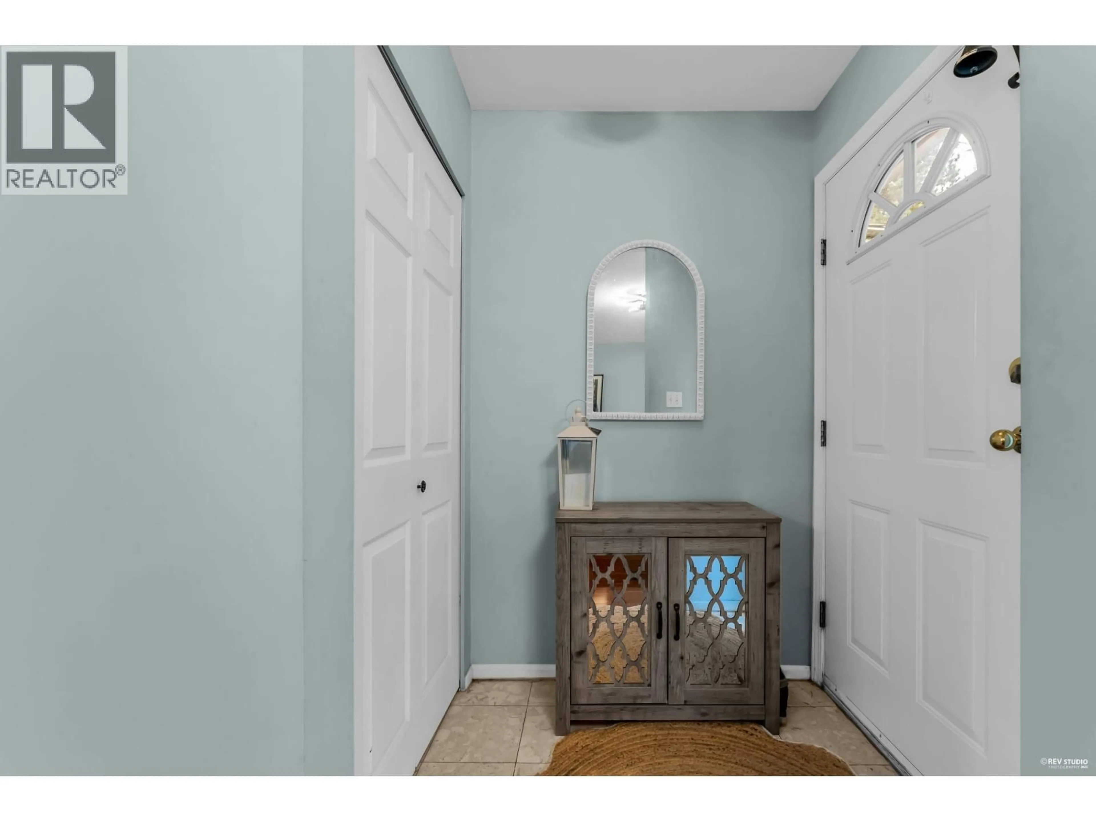 Indoor entryway for 26 - 7433 16TH STREET, Burnaby British Columbia V3N4Z5