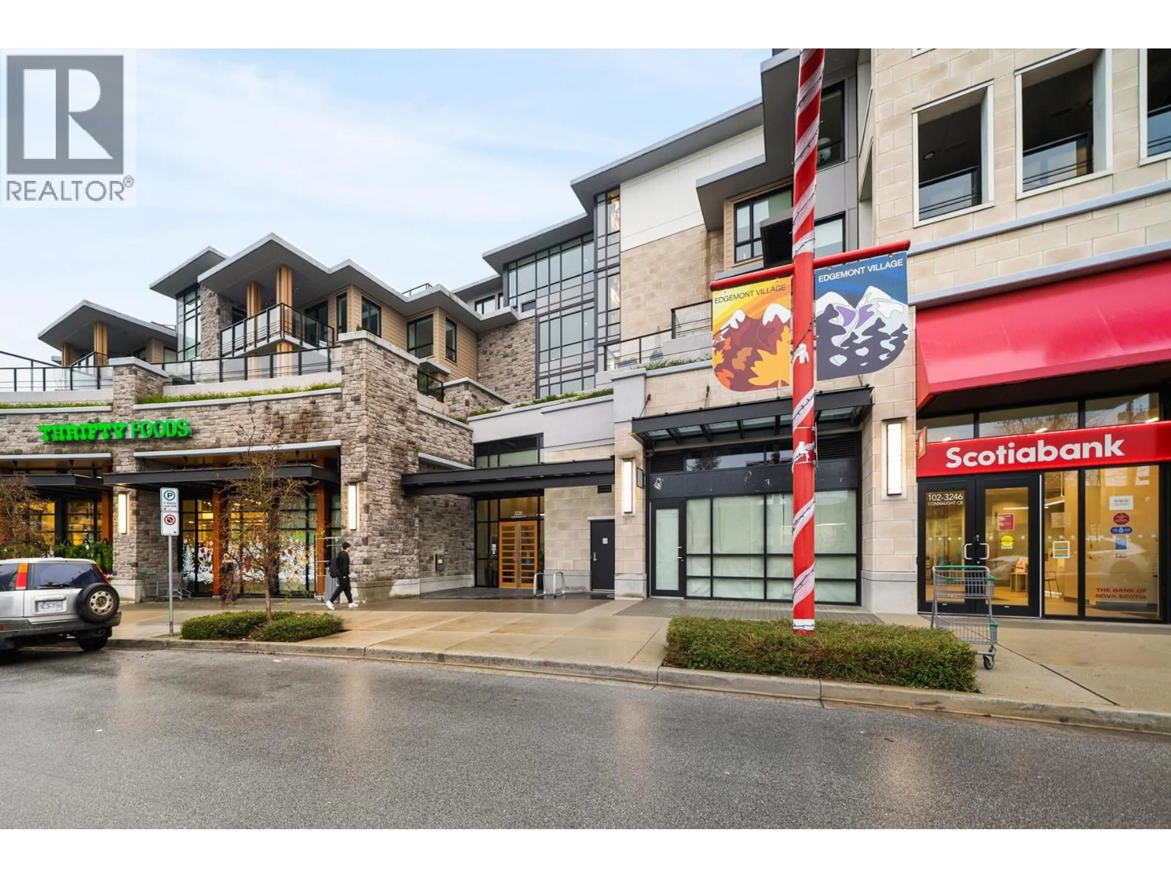 Indoor foyer for 201 - 3220 CONNAUGHT CRESCENT, North Vancouver British Columbia V7R0A5