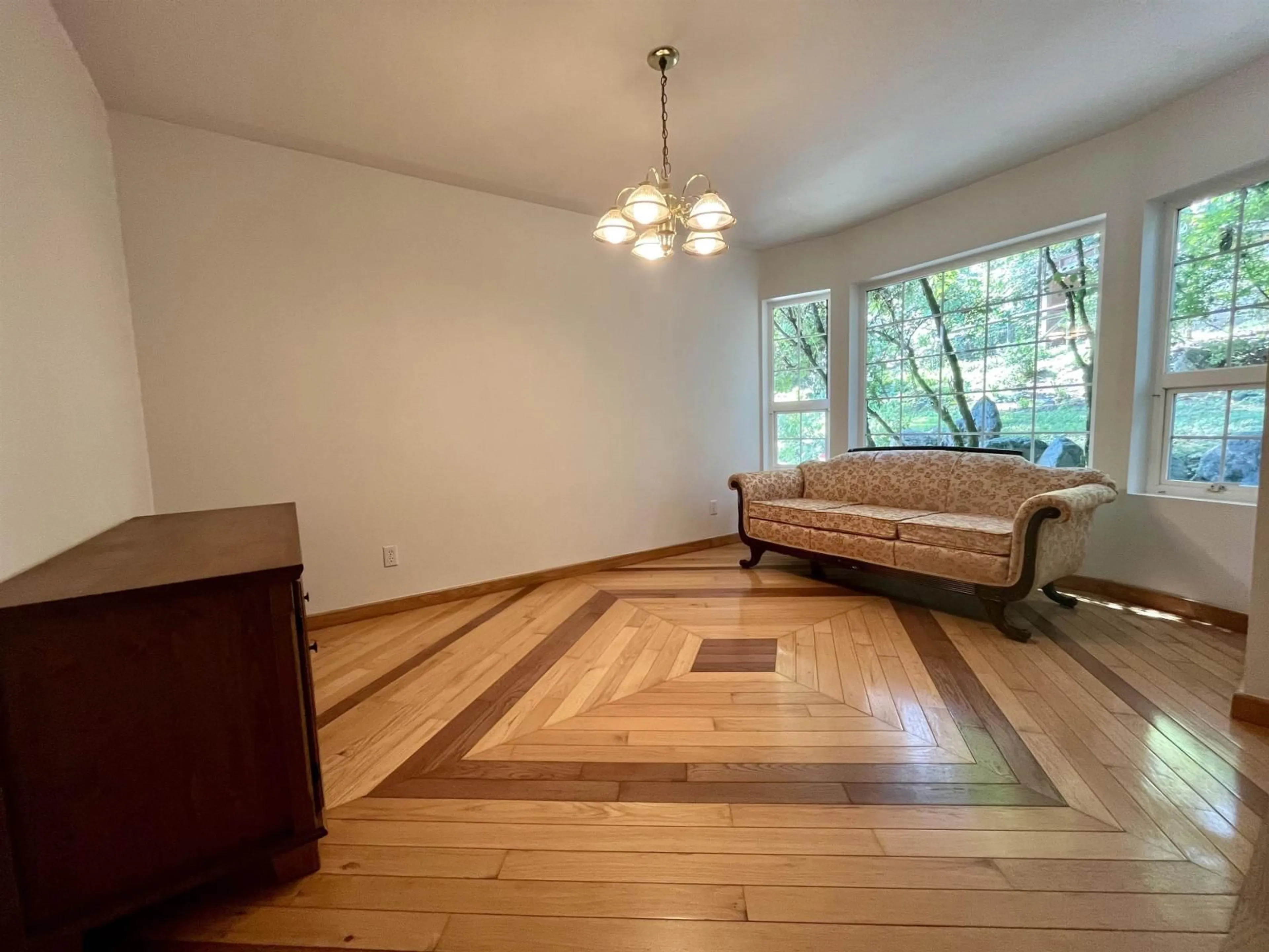 Living room with furniture, wood/laminate floor for 6080 ROSS ROAD, Chilliwack British Columbia V2R4S6