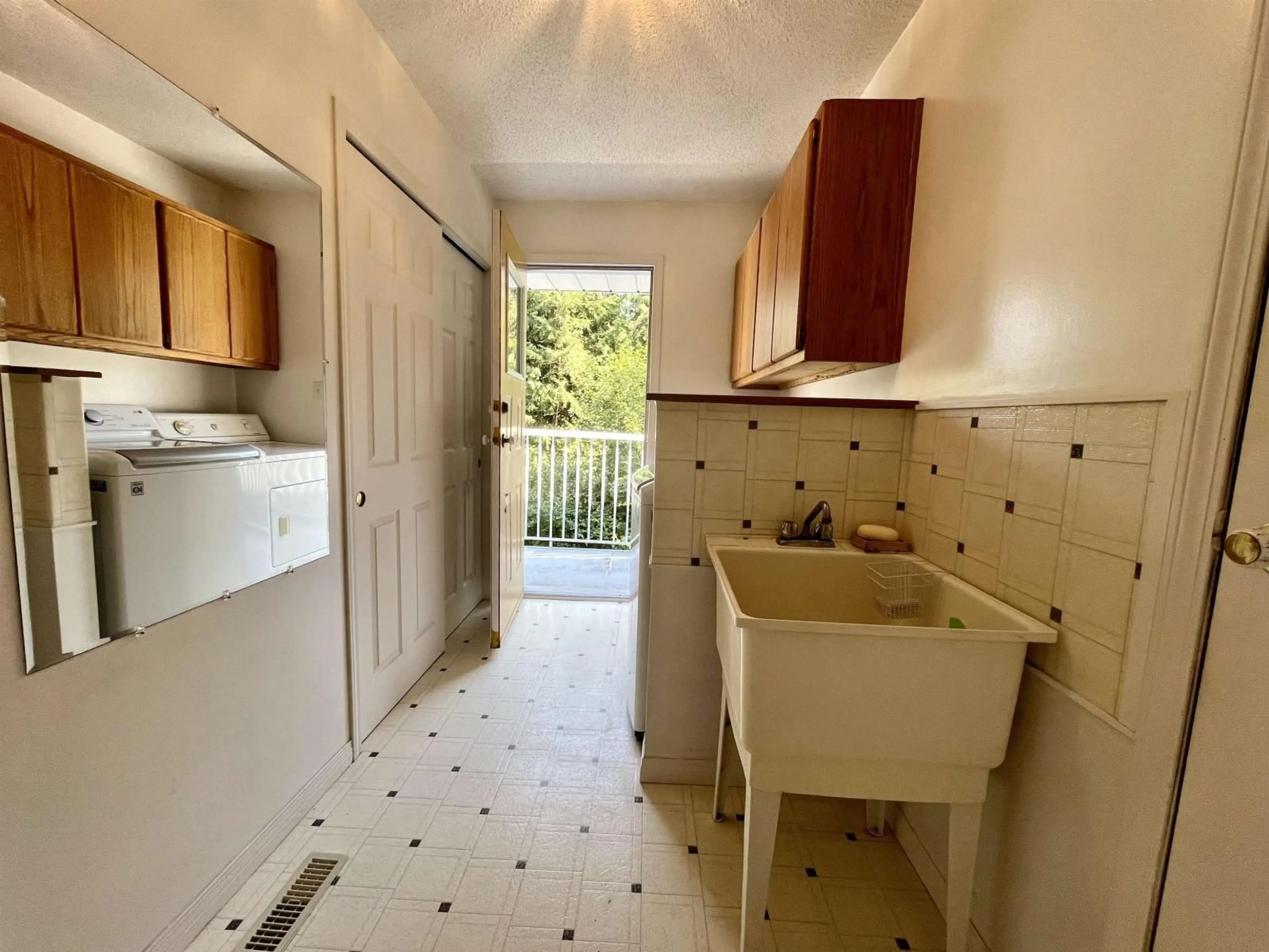 Standard kitchen, unknown for 6080 ROSS ROAD, Chilliwack British Columbia V2R4S6