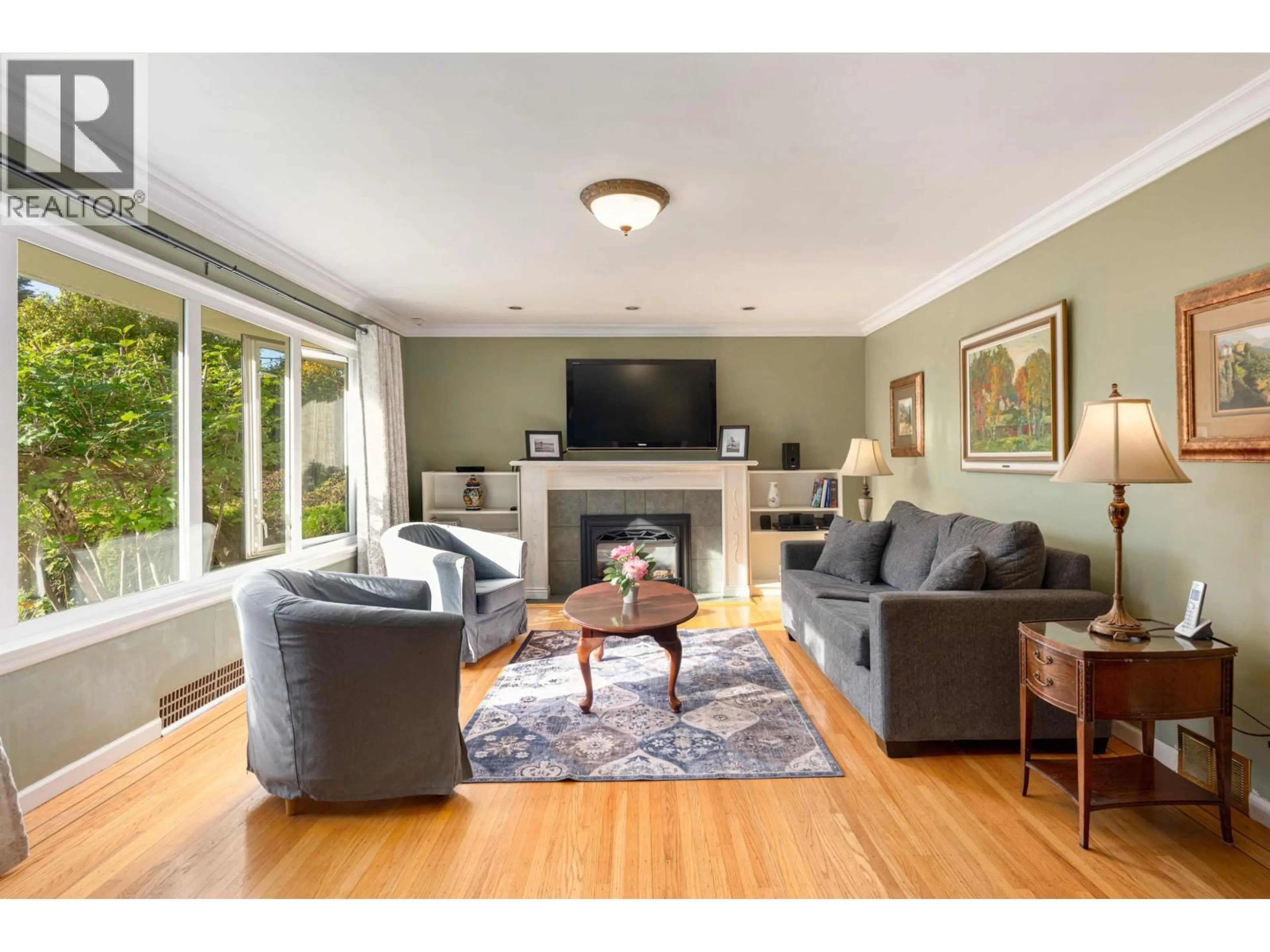 Living room with furniture, wood/laminate floor for 3658 LORAINE AVENUE, North Vancouver British Columbia V7R4B8