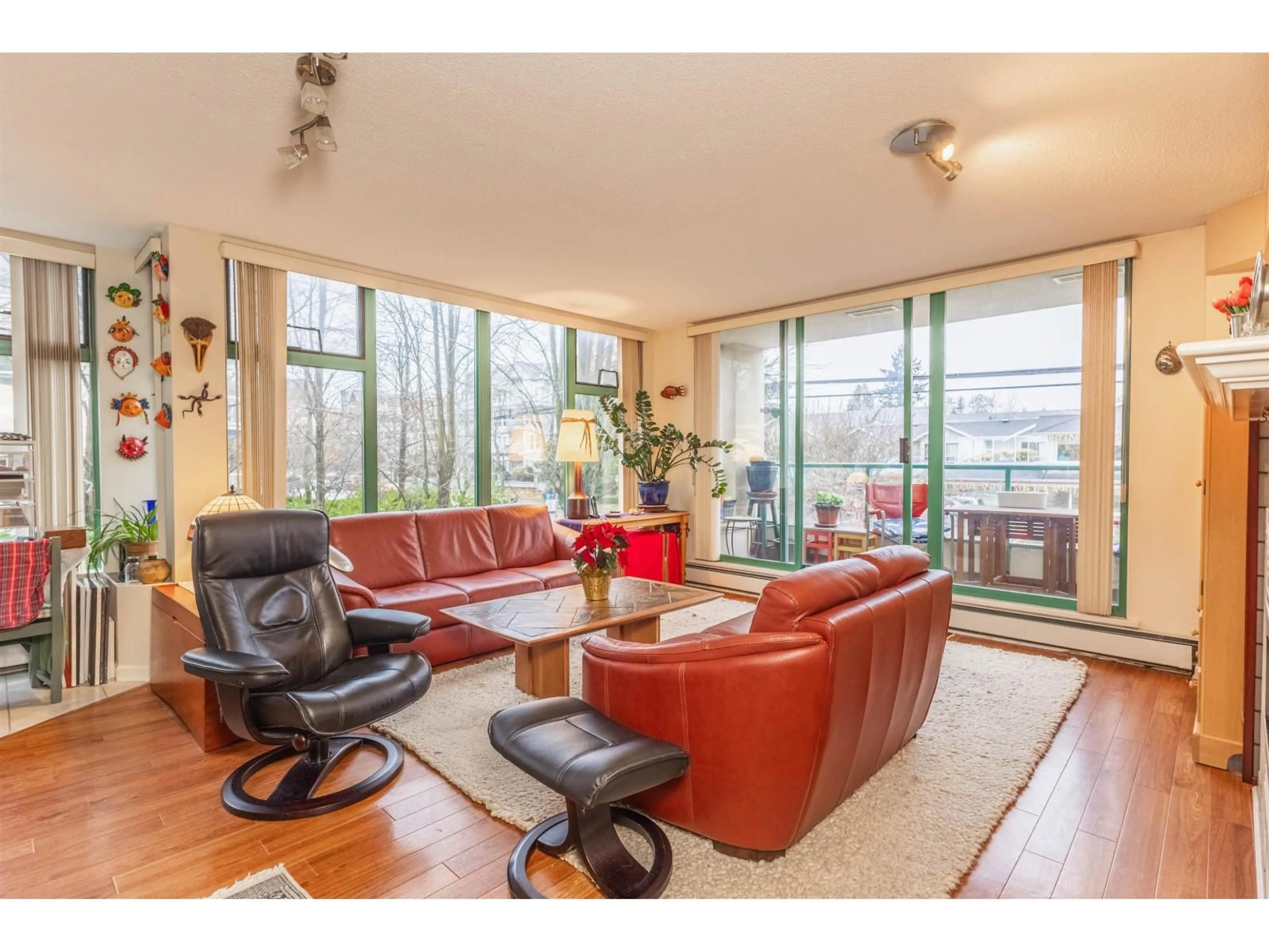 Living room with furniture, wood/laminate floor for 207 - 15466 NORTH BLUFF ROAD, White Rock British Columbia V4B3G1