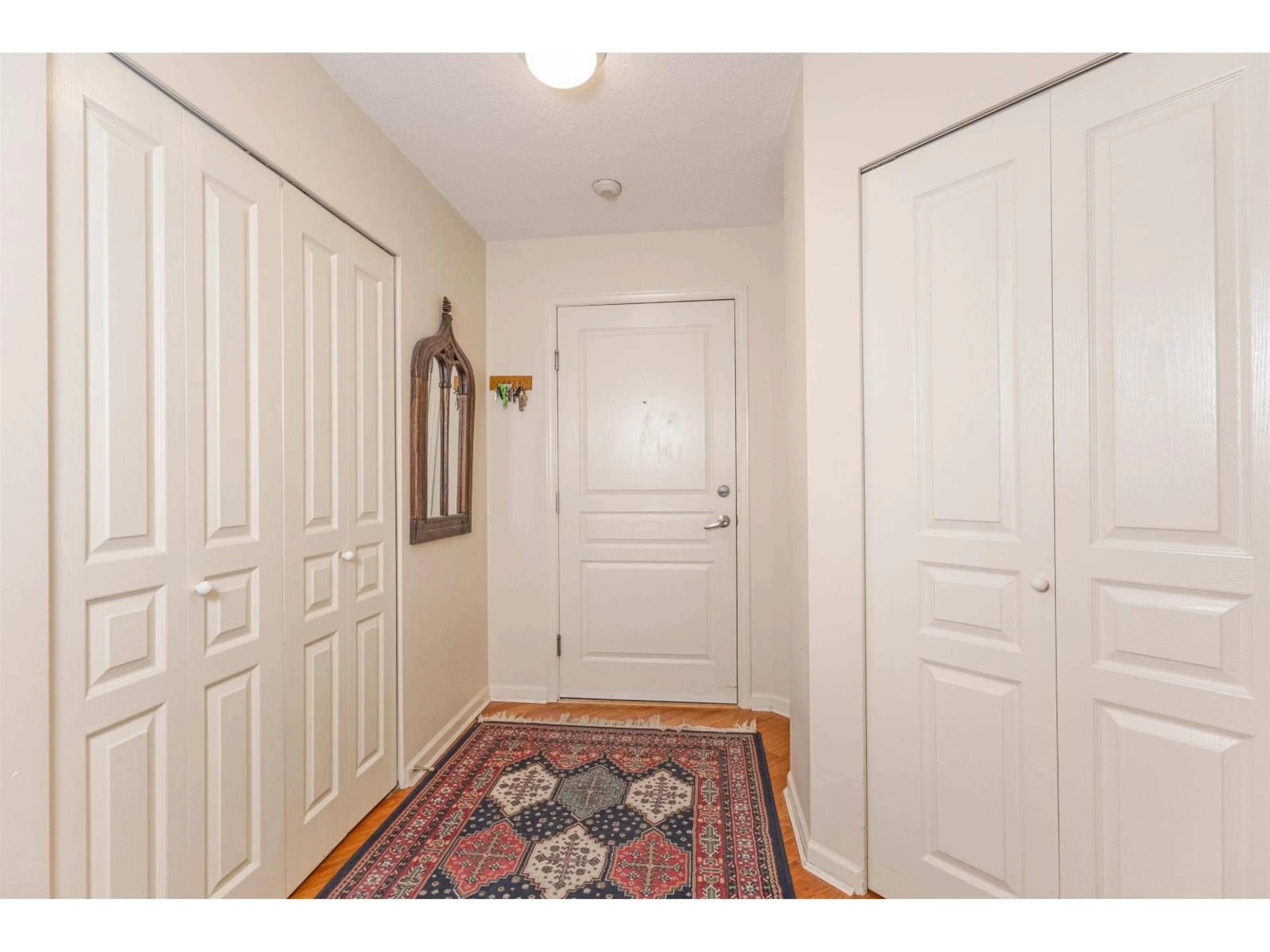 Indoor entryway for 207 - 15466 NORTH BLUFF ROAD, White Rock British Columbia V4B3G1