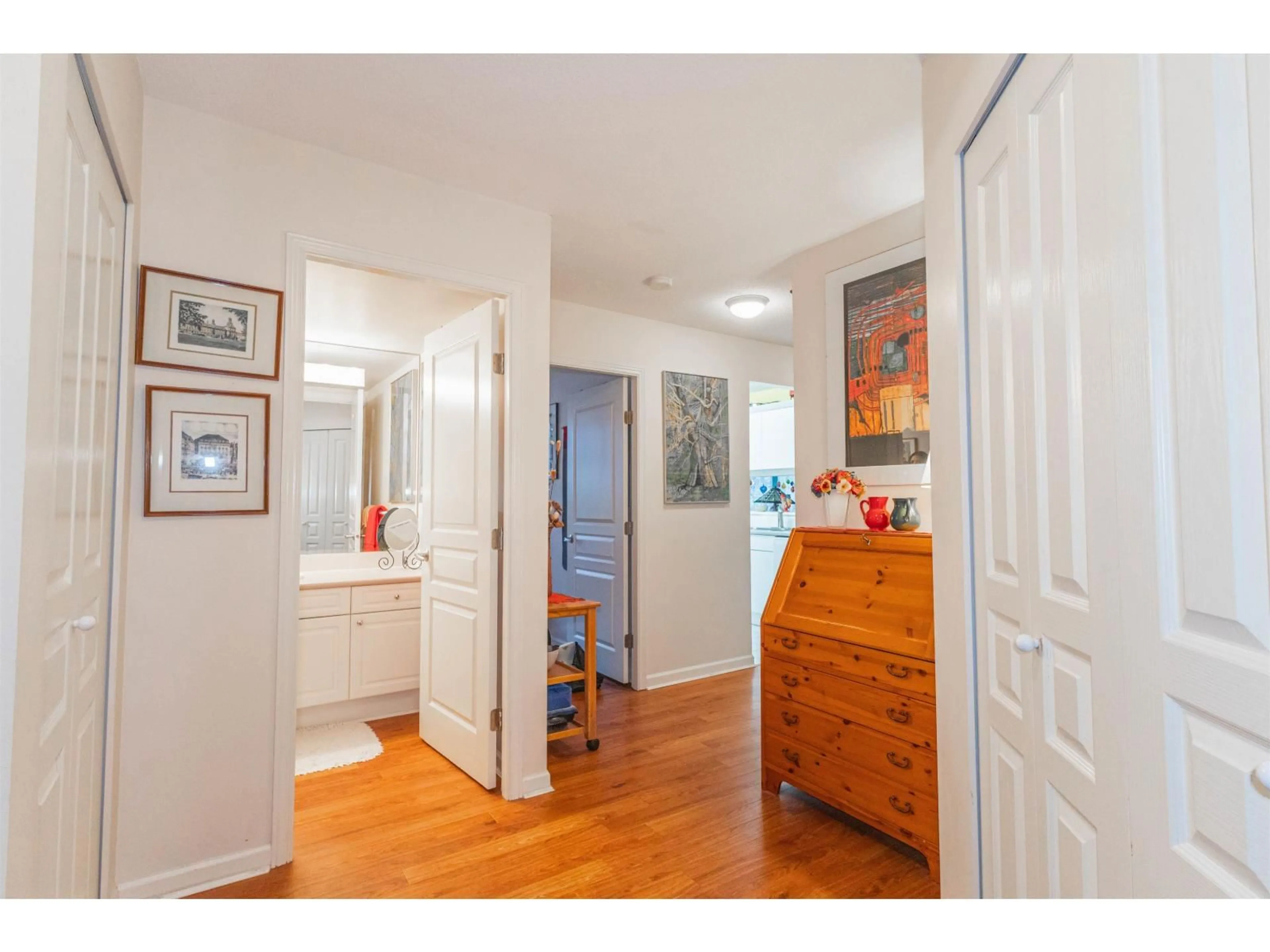 Indoor entryway for 207 - 15466 NORTH BLUFF ROAD, White Rock British Columbia V4B3G1