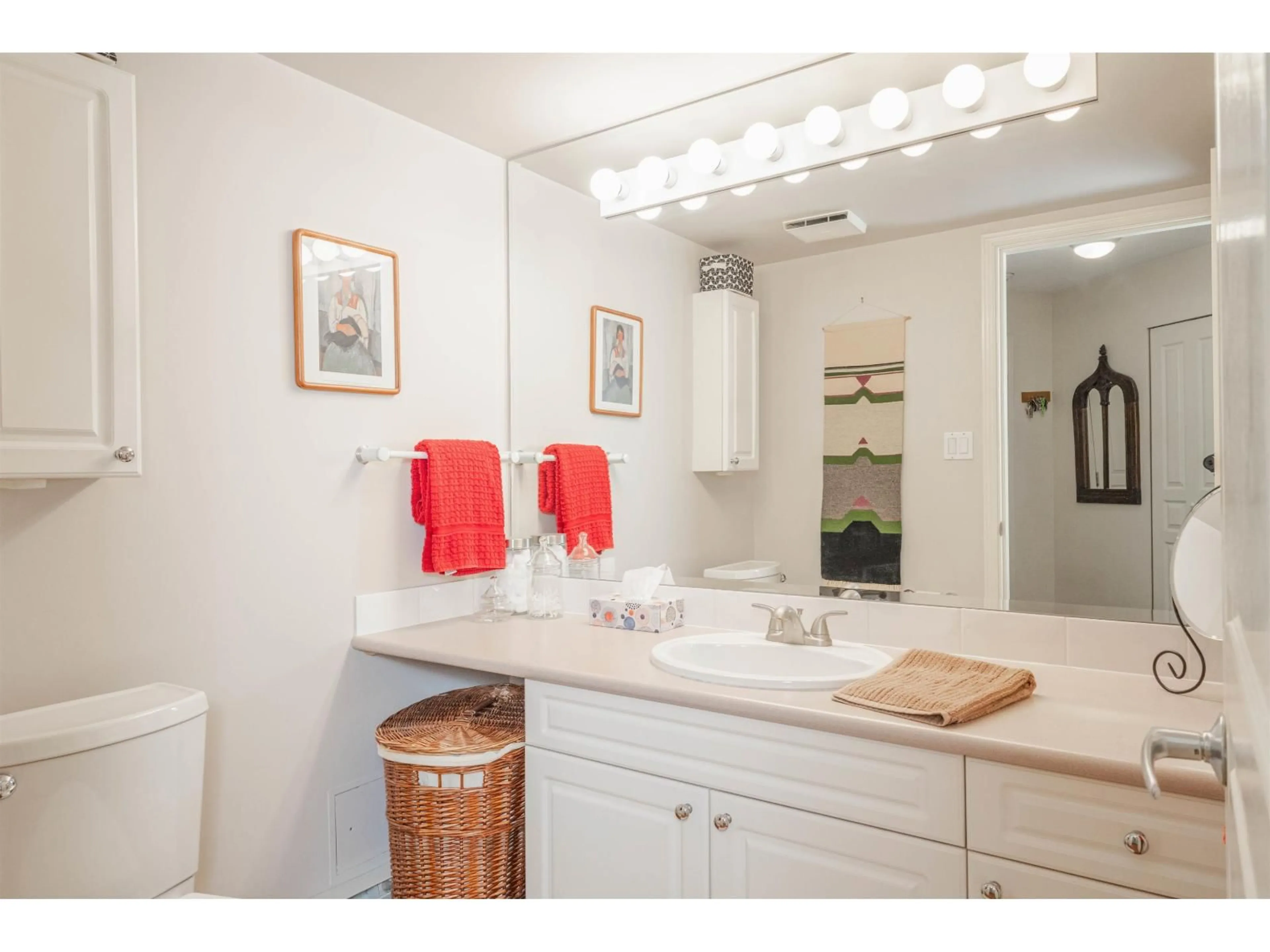 Standard bathroom, ceramic/tile floor for 207 - 15466 NORTH BLUFF ROAD, White Rock British Columbia V4B3G1