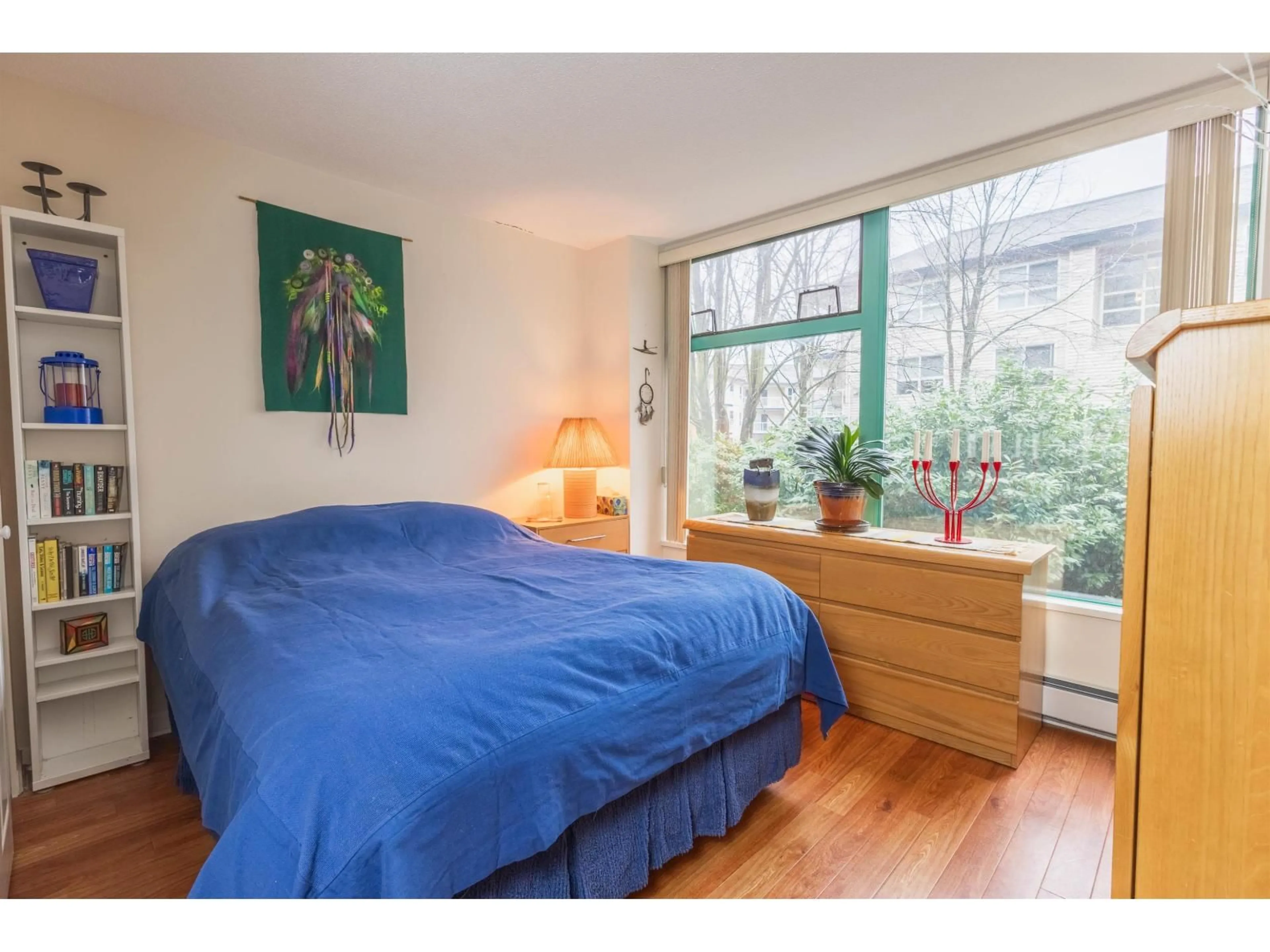 Bedroom with bed, wood/laminate floor for 207 - 15466 NORTH BLUFF ROAD, White Rock British Columbia V4B3G1