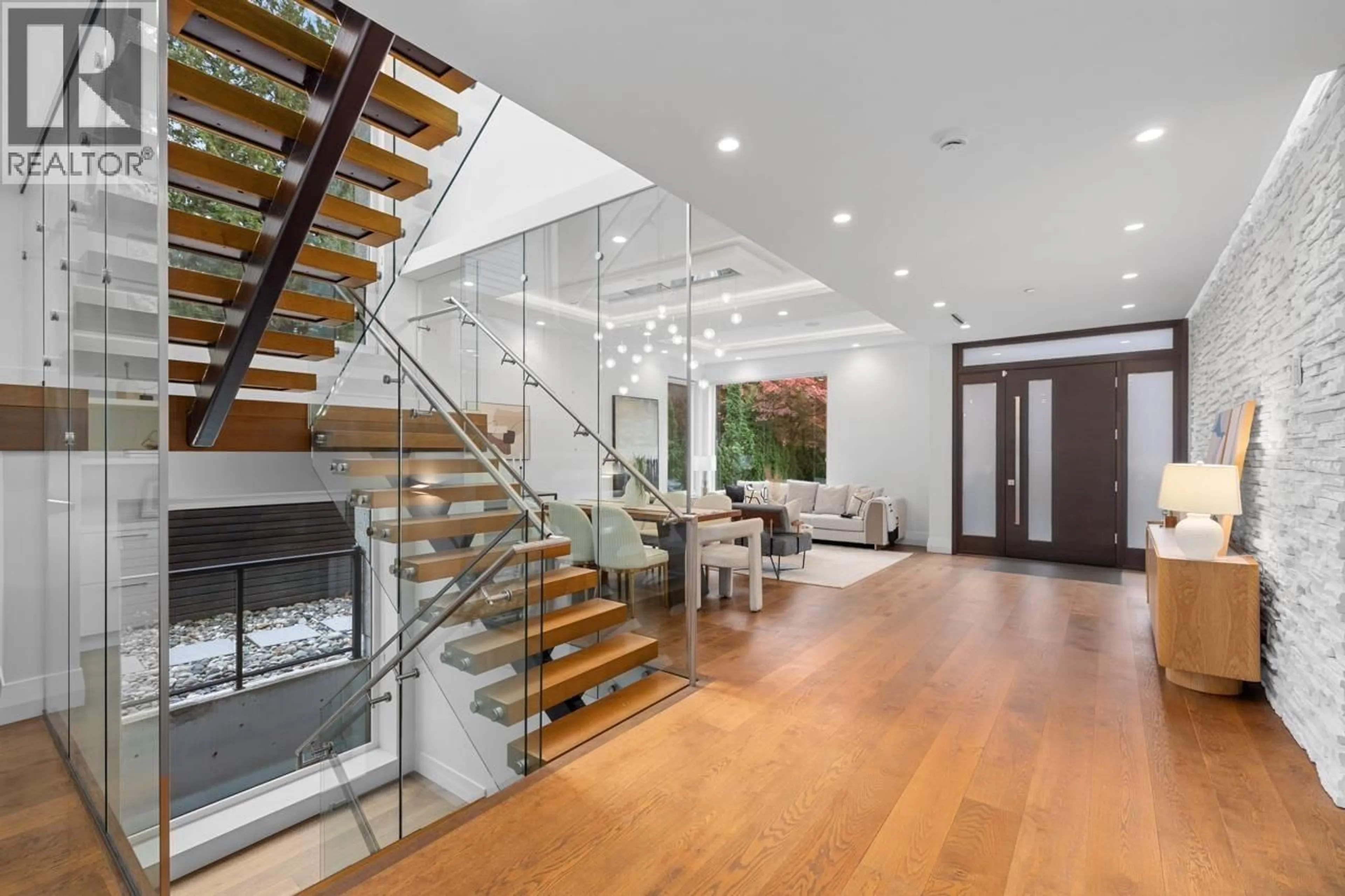 Indoor foyer for 4291 29TH AVENUE, Vancouver British Columbia V6S1V8