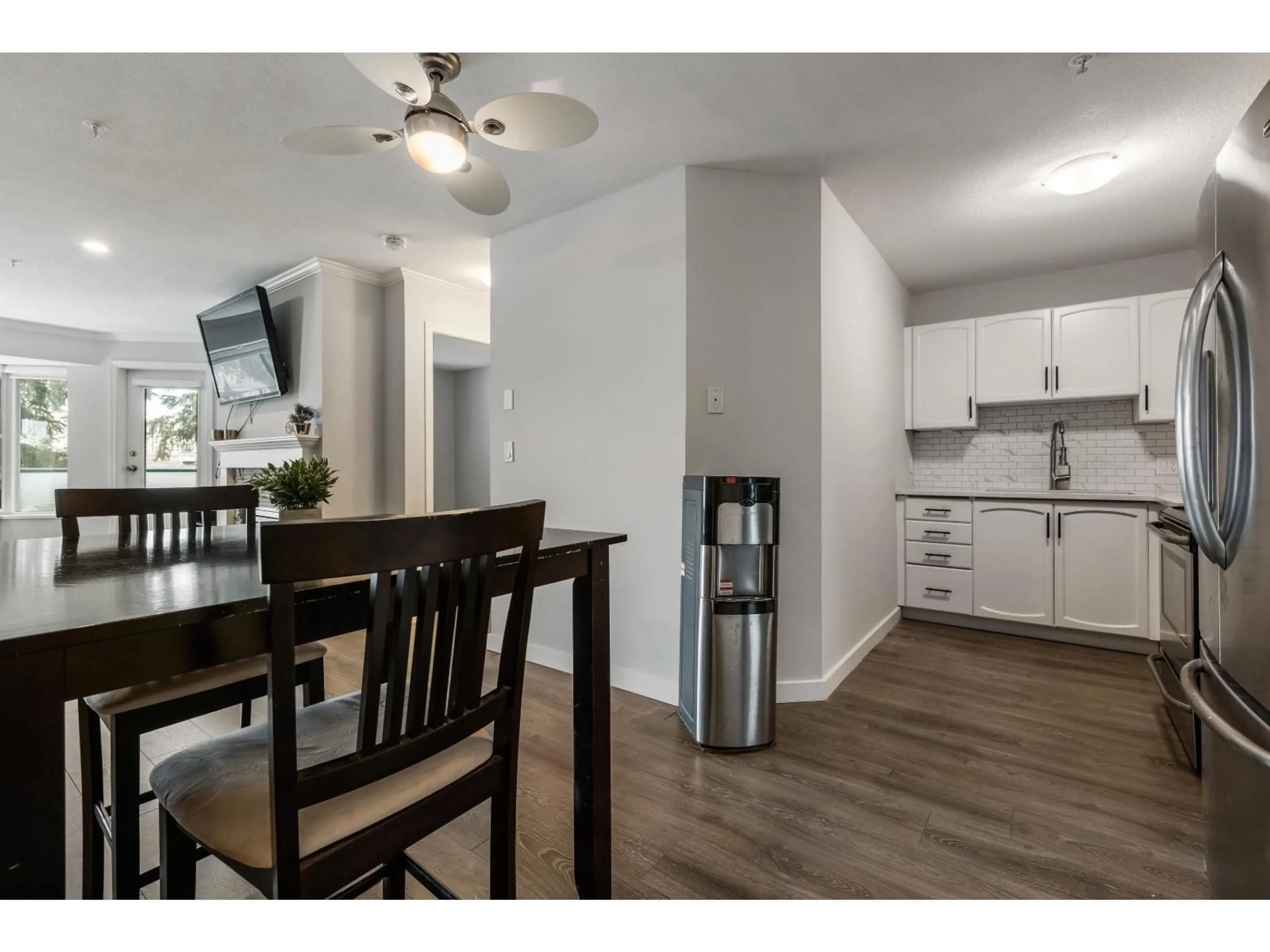 Open concept kitchen, wood/laminate floor for 403 - 2958 TRETHEWEY STREET, Abbotsford British Columbia V2T6P6