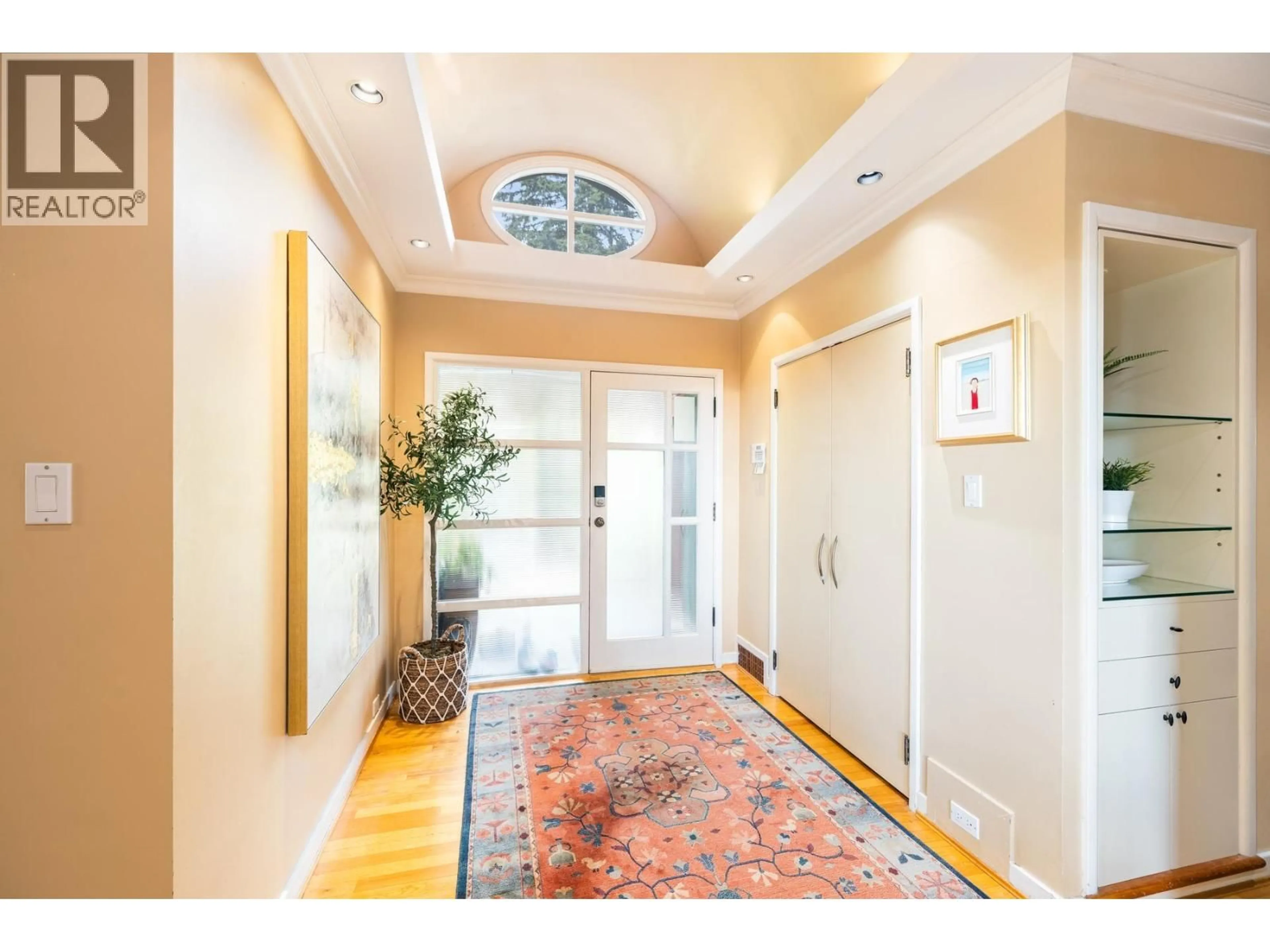 Indoor entryway for 1090 KEITH ROAD, North Vancouver British Columbia V7P1Y5
