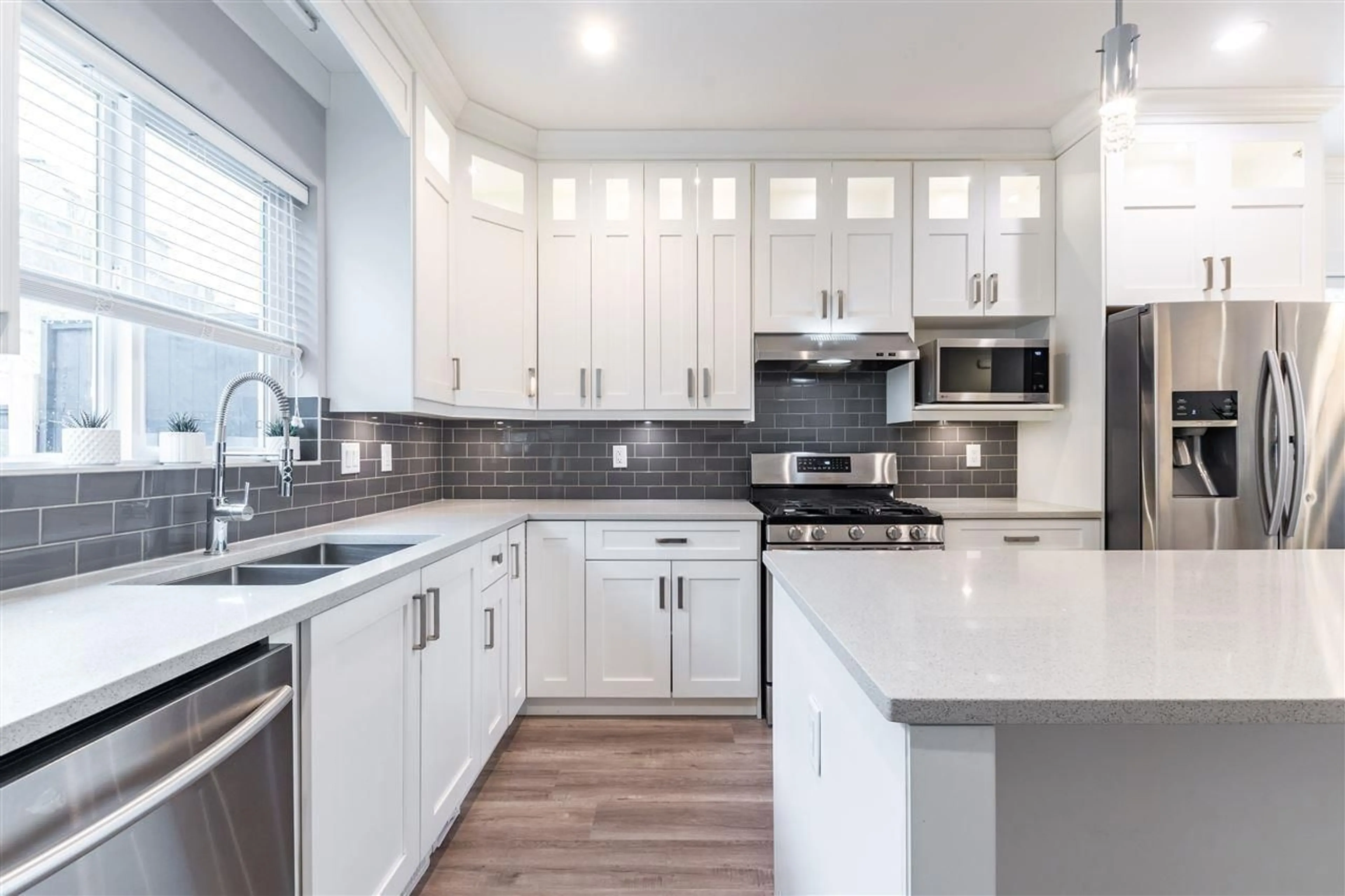 Contemporary kitchen, unknown for 46874 SYLVAN DRIVE, Chilliwack British Columbia V2R0J8