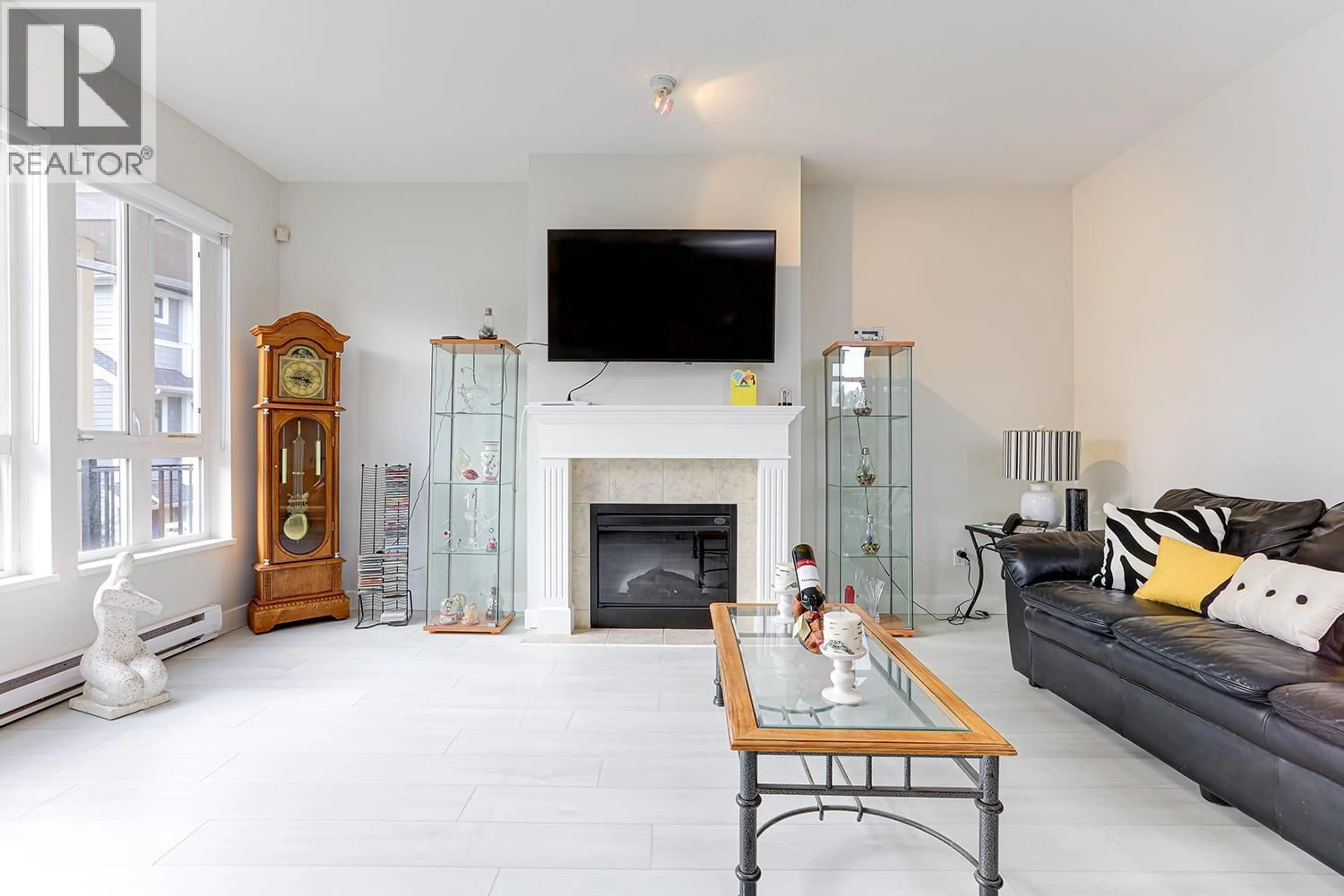 Living room with furniture, ceramic/tile floor for 47 - 160 PEMBINA STREET, New Westminster British Columbia V3M0A3