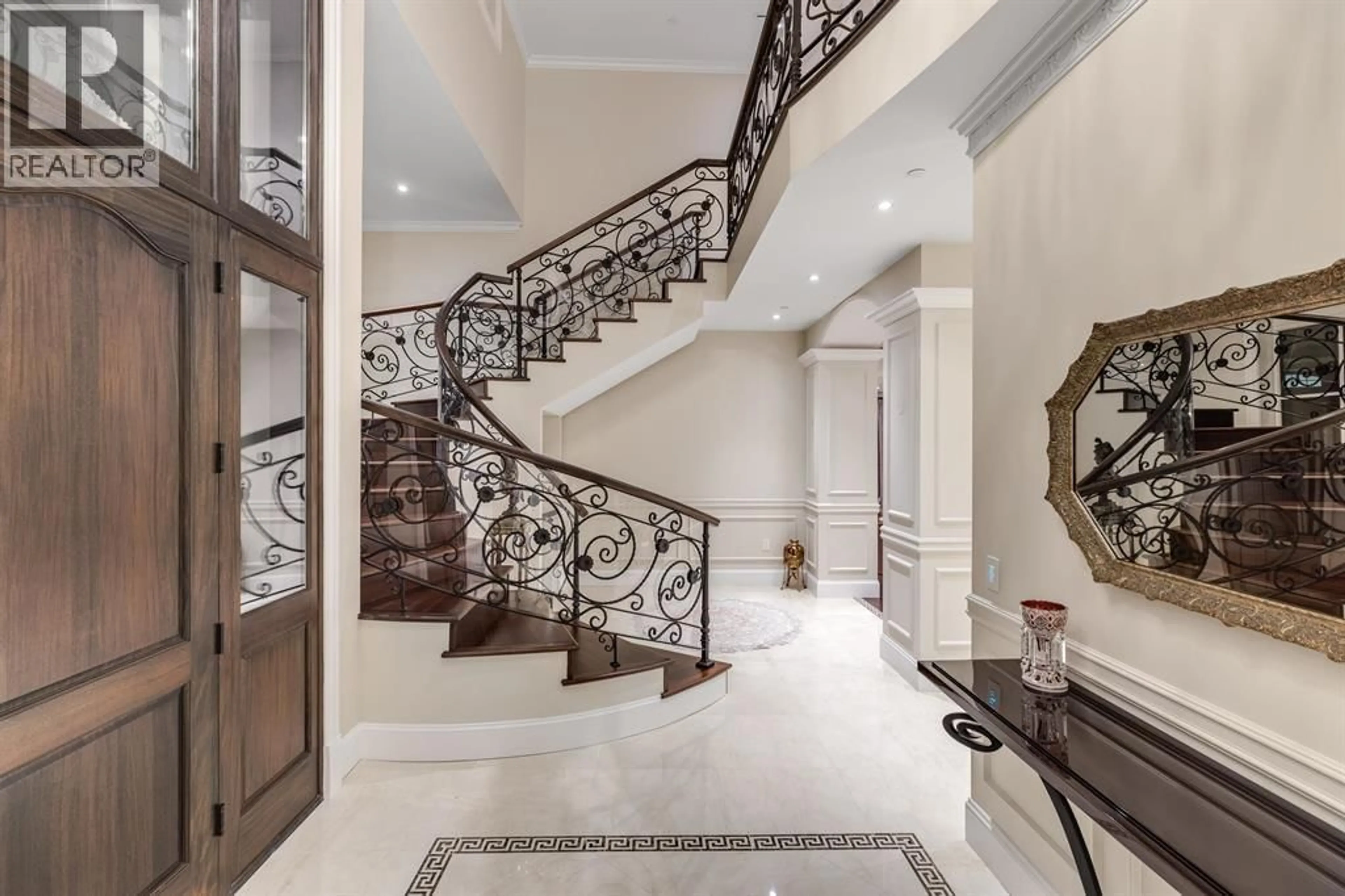 Indoor foyer for 1367 CHARTWELL DRIVE, West Vancouver British Columbia V7S2R4