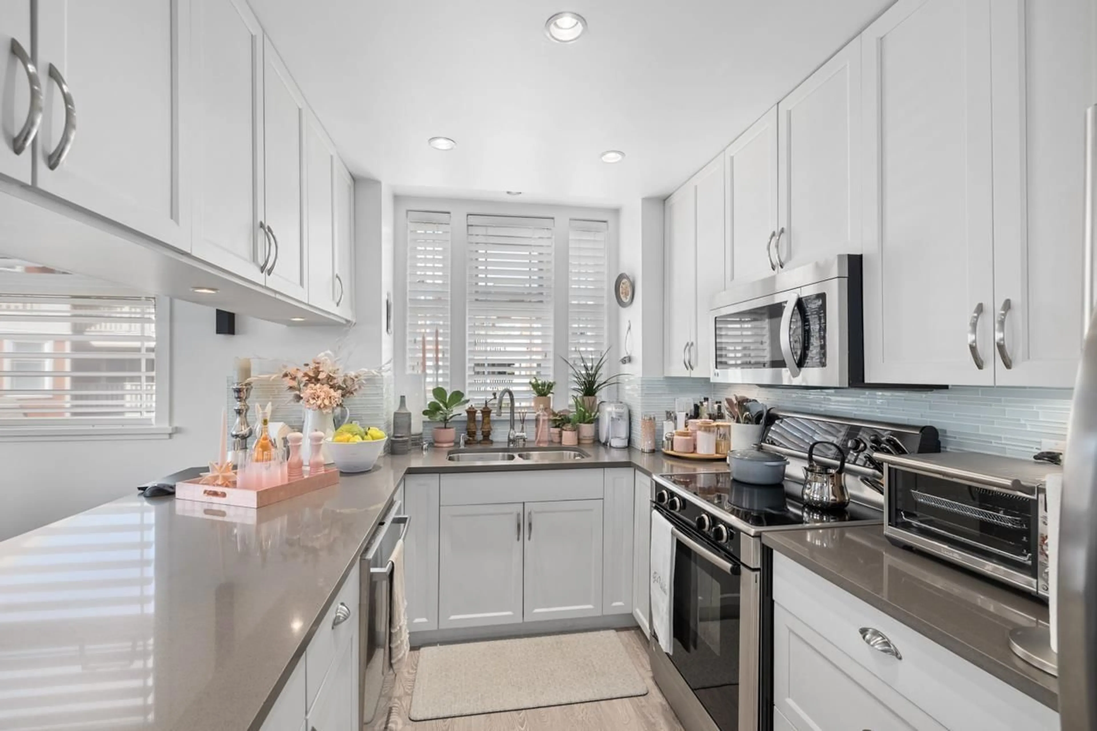 Unknown for 302 - 15392 16A AVENUE, Surrey British Columbia V4A1S9