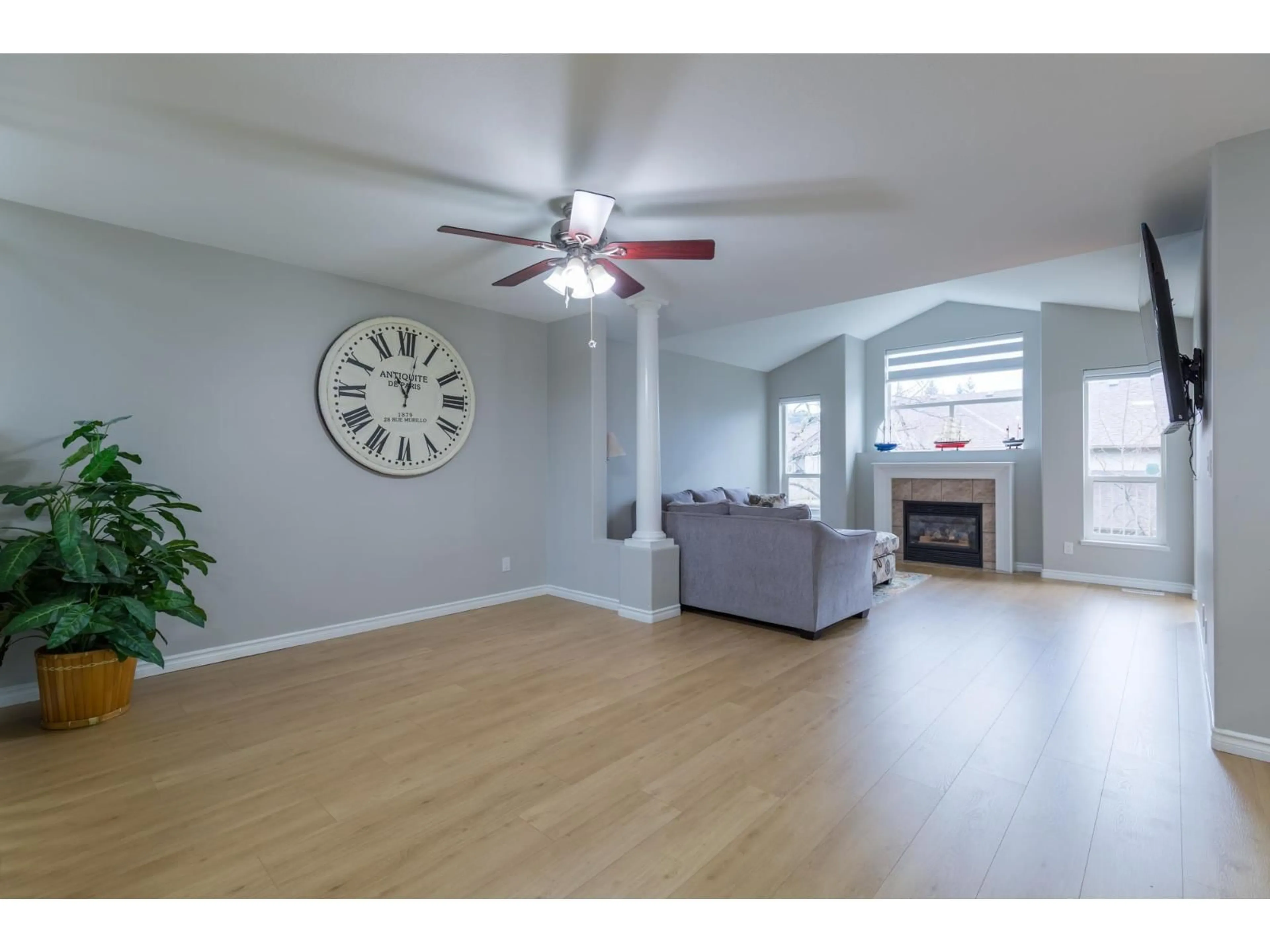 Living room with furniture, wood/laminate floor for 32 - 2525 YALE COURT, Abbotsford British Columbia V2S8G9