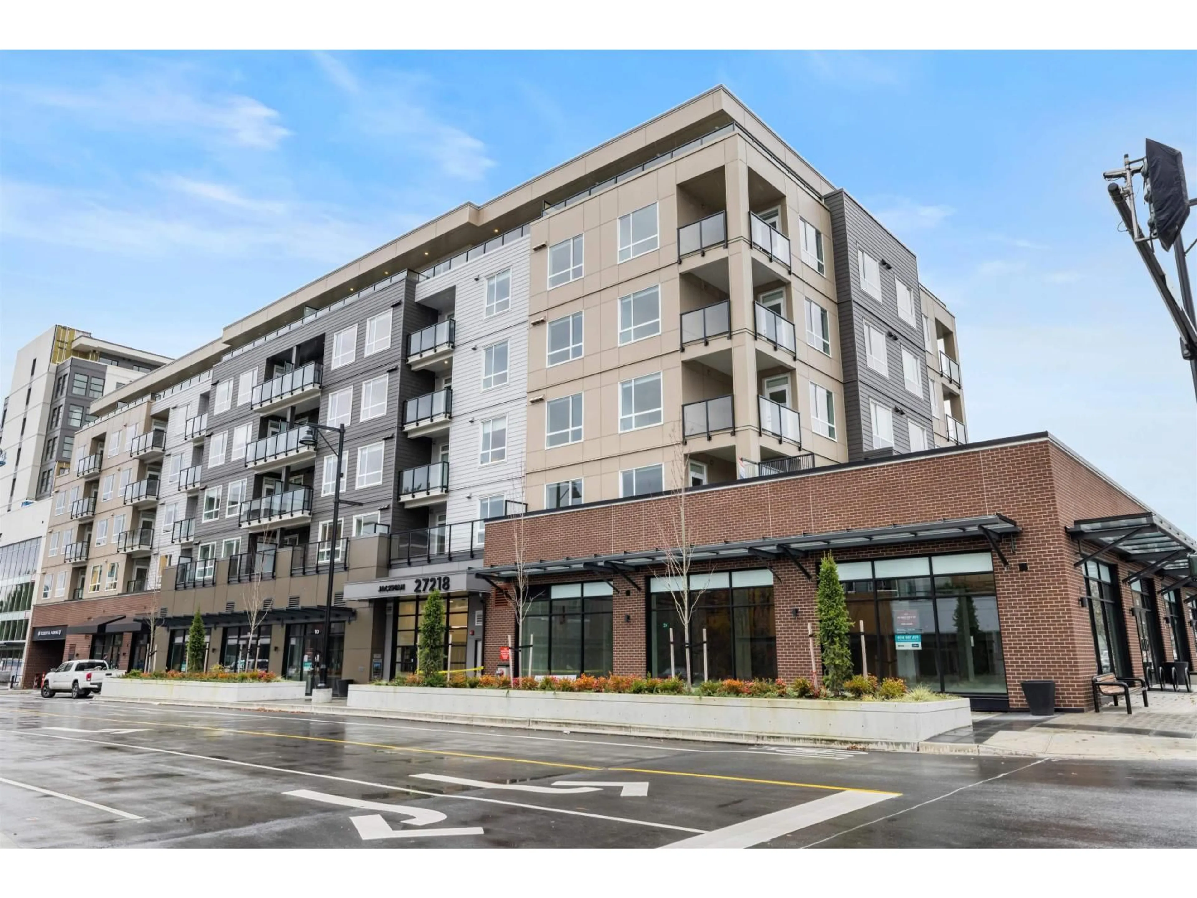 Patio, building for 302 - 27218 ALDERGROVE TOWN CENTRE DRIVE, Langley British Columbia V4W0E4