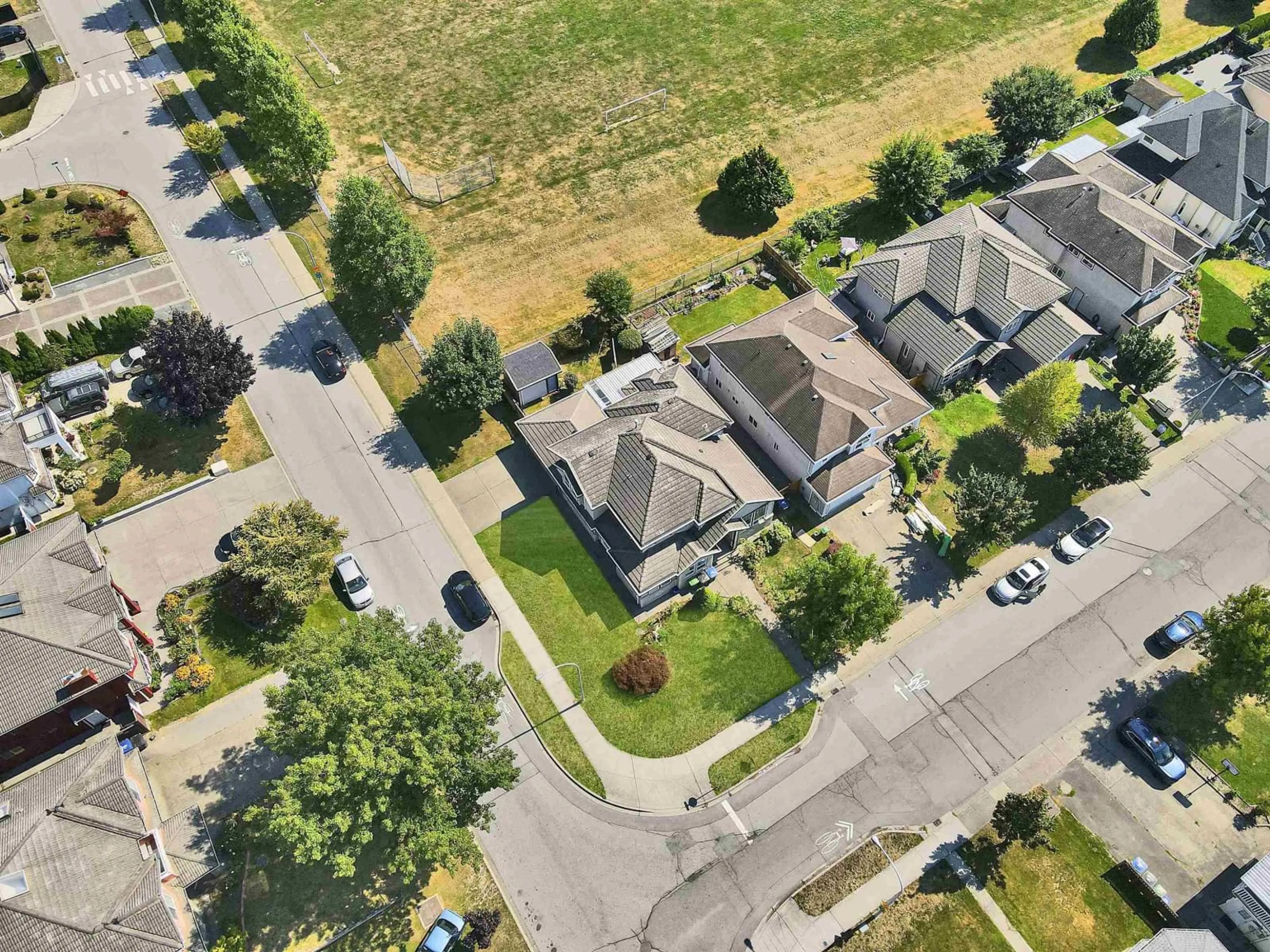 A pic from outside/outdoor area/front of a property/back of a property/a pic from drone, street for 9086 137A STREET, Surrey British Columbia V3V7N6