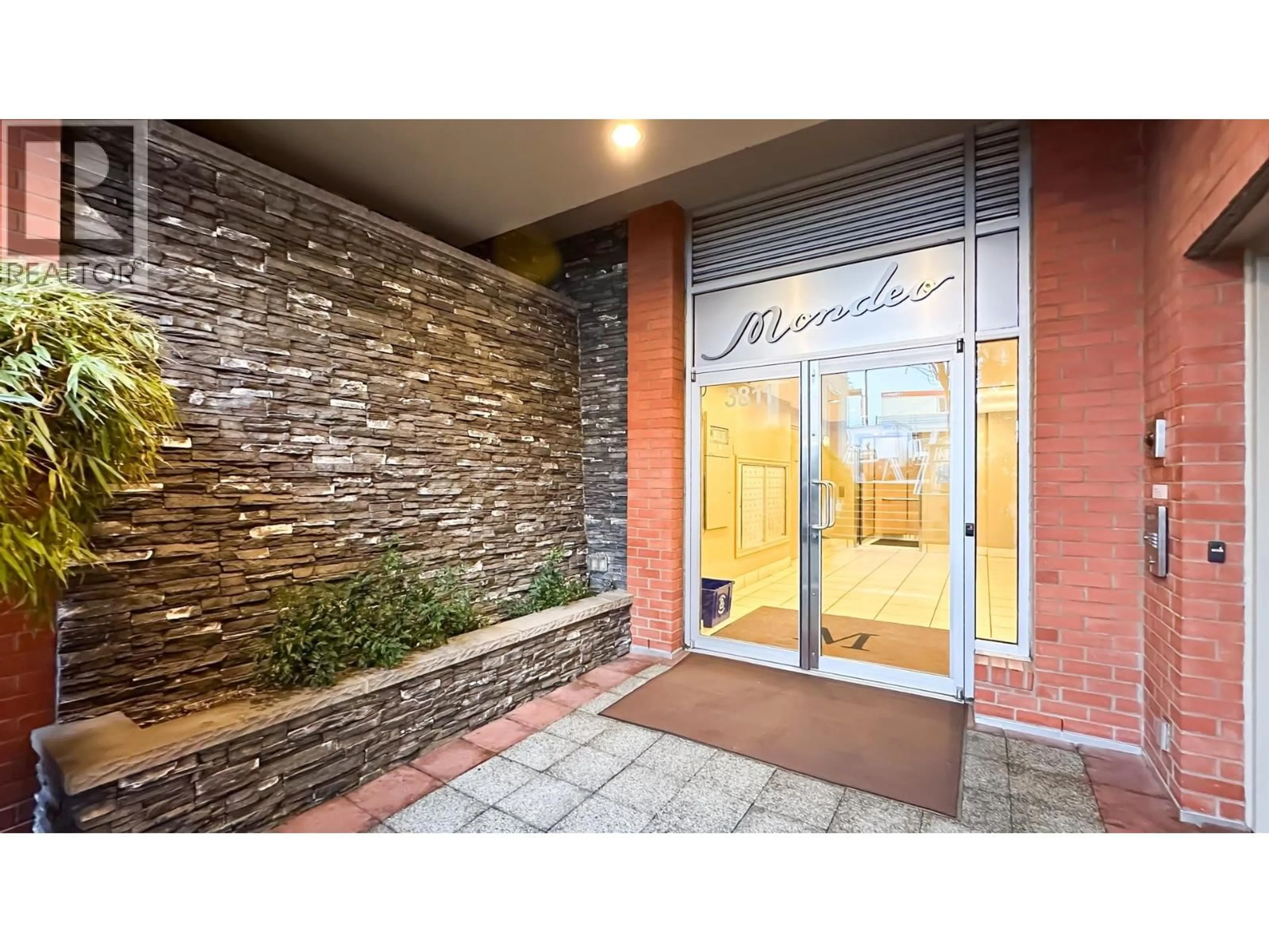 Indoor foyer for 403 - 3811 HASTINGS STREET, Burnaby British Columbia V5C6V2