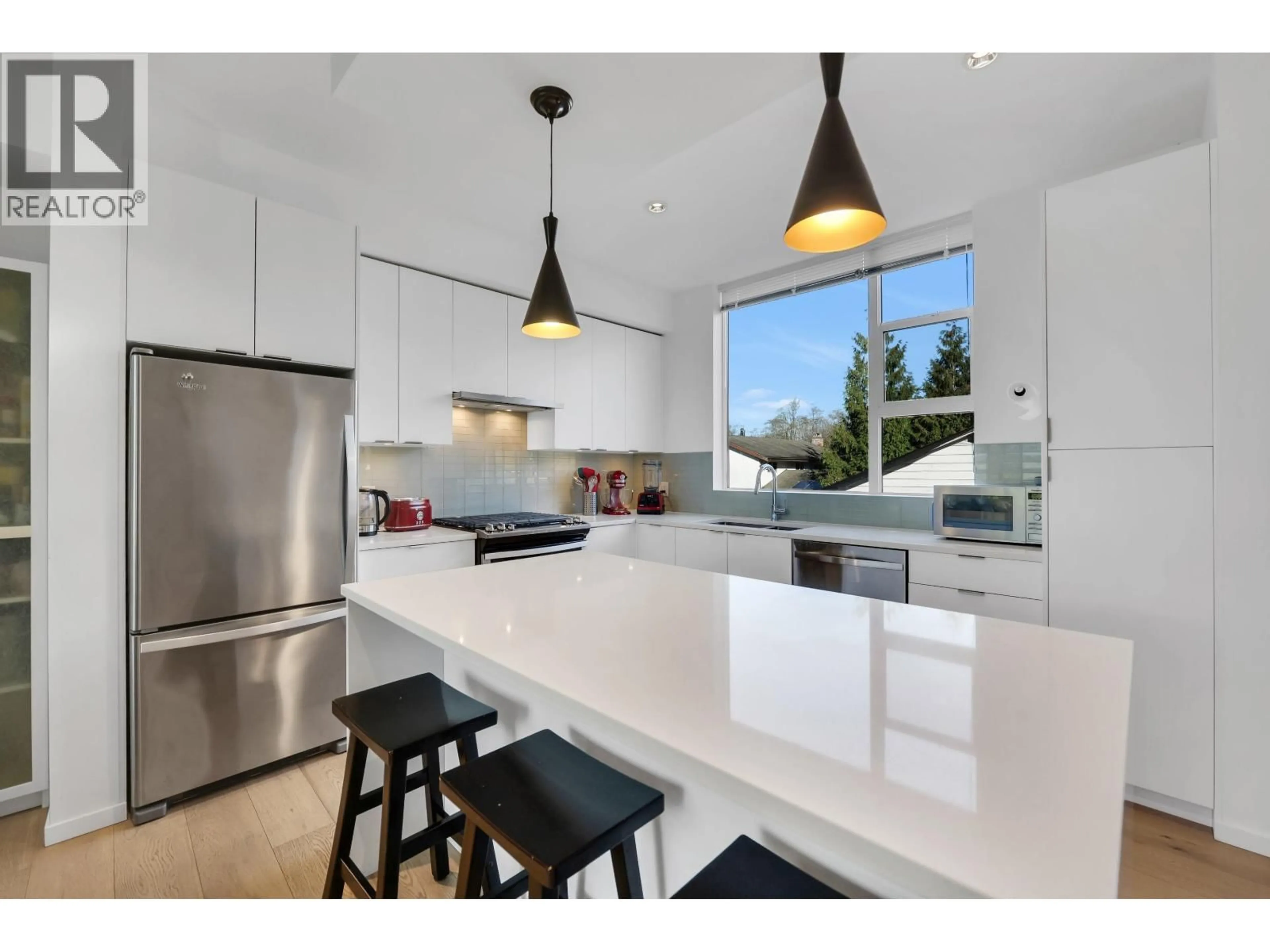 Open concept kitchen, ceramic/tile floor for 4 - 38447 BUCKLEY AVENUE, Squamish British Columbia V8B0B8