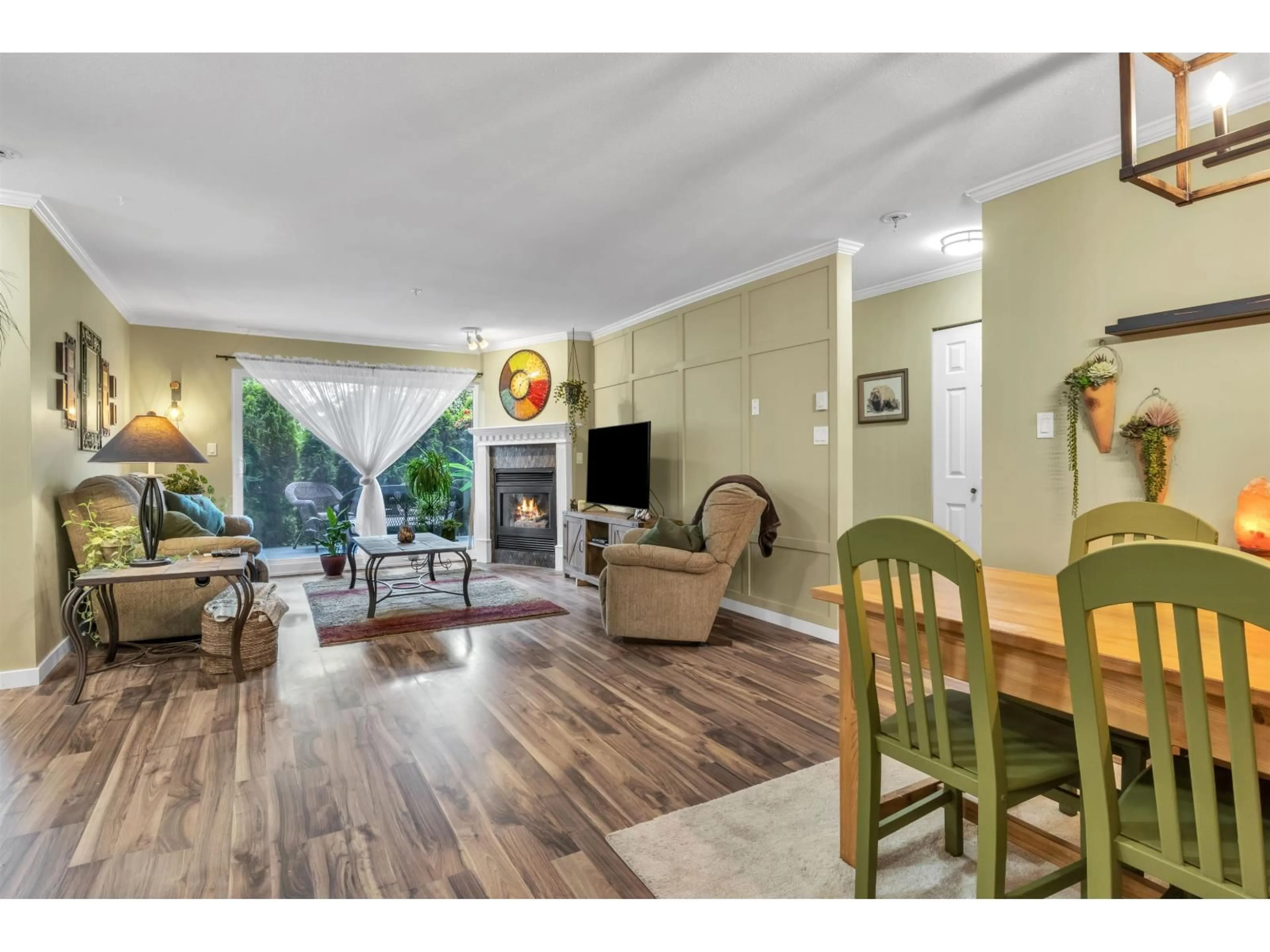 Living room with furniture, wood/laminate floor for 108 - 32044 OLD YALE ROAD, Abbotsford British Columbia V2T2C9