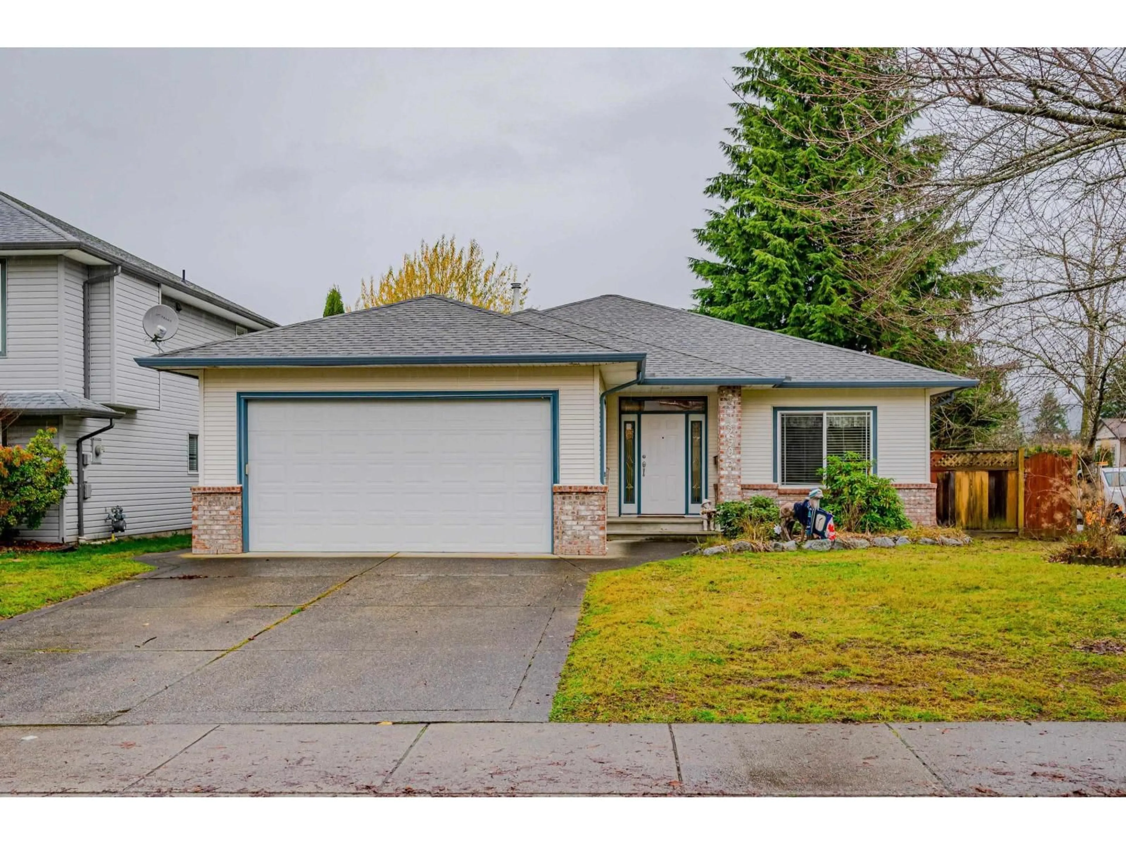 Home with vinyl exterior material, street for 32993 HAWTHORNE AVENUE, Mission British Columbia V2V7C3