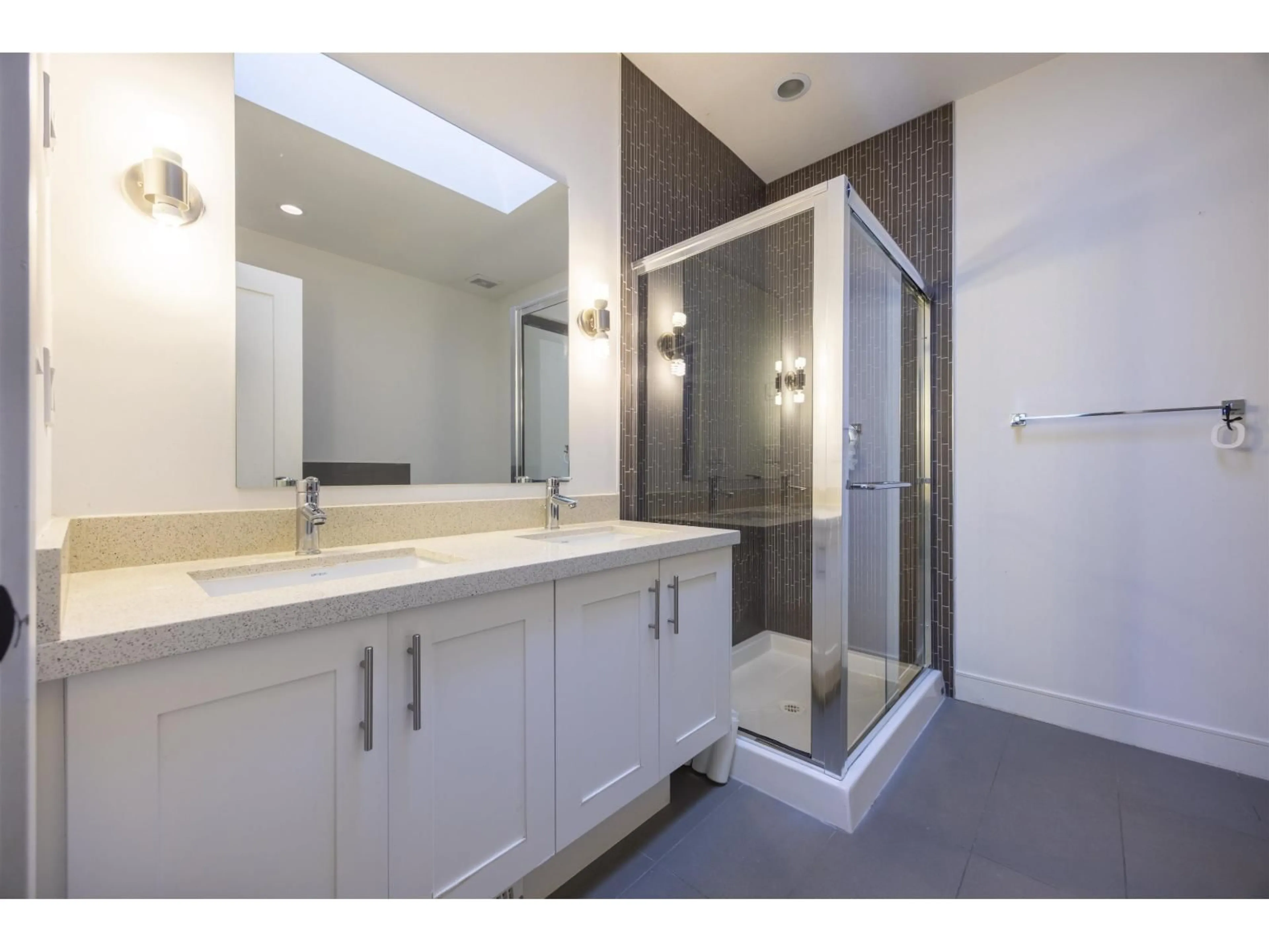 Contemporary bathroom, ceramic/tile floor for 30 - 15988 32 AVENUE, Surrey British Columbia V3Z2J4