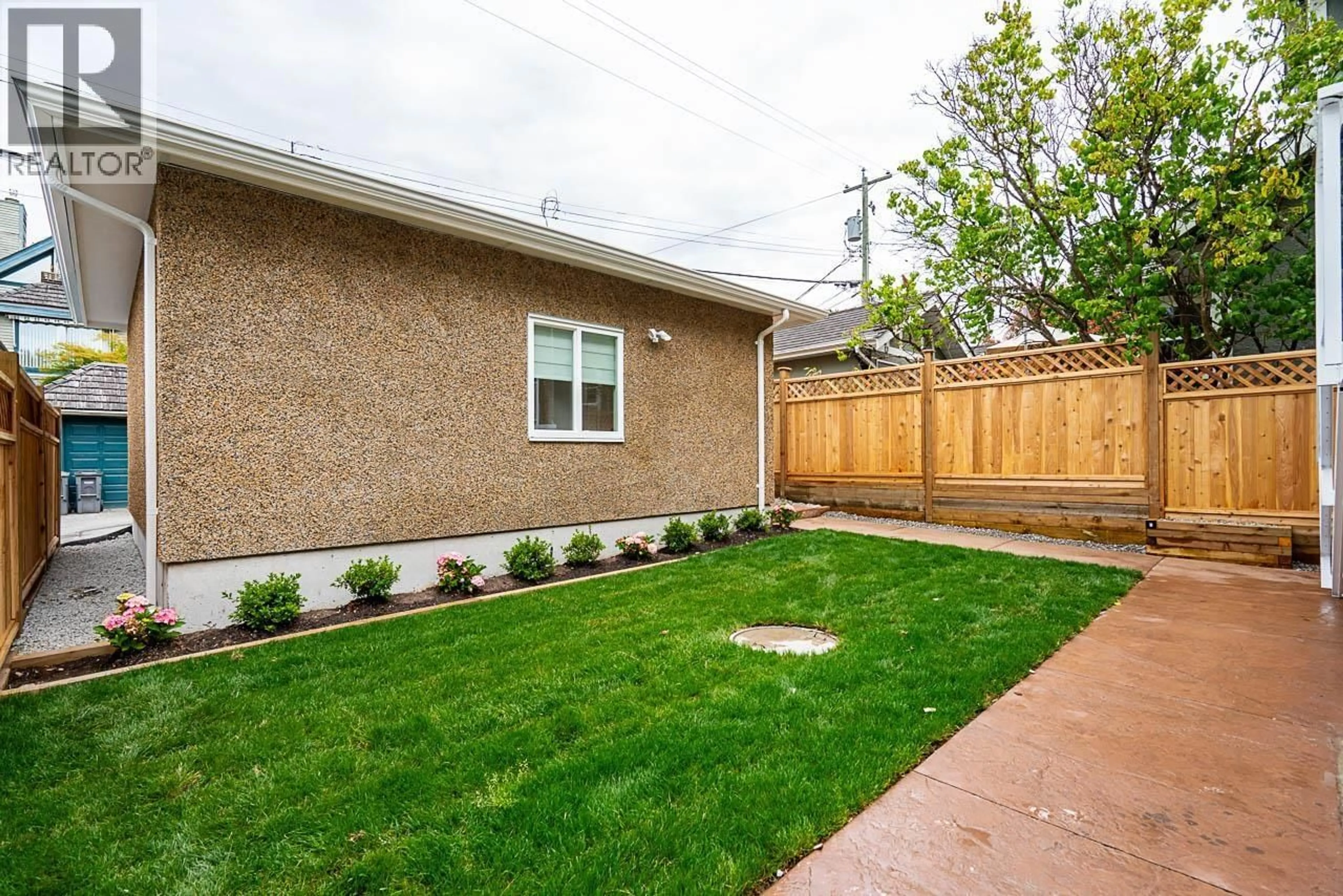 Patio, street for 2561 2ND AVENUE, Vancouver British Columbia V6K1J7