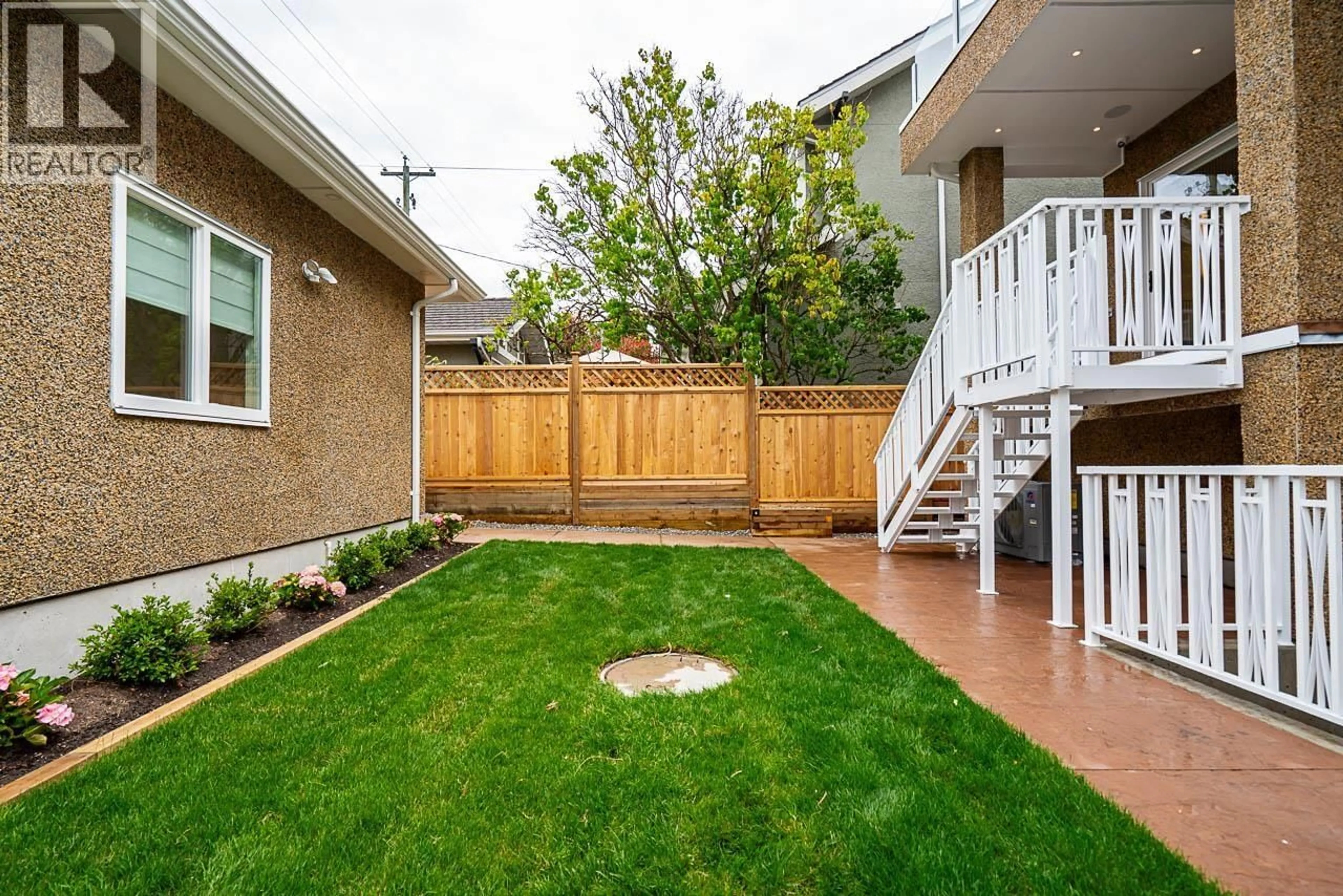 Patio, street for 2561 2ND AVENUE, Vancouver British Columbia V6K1J7