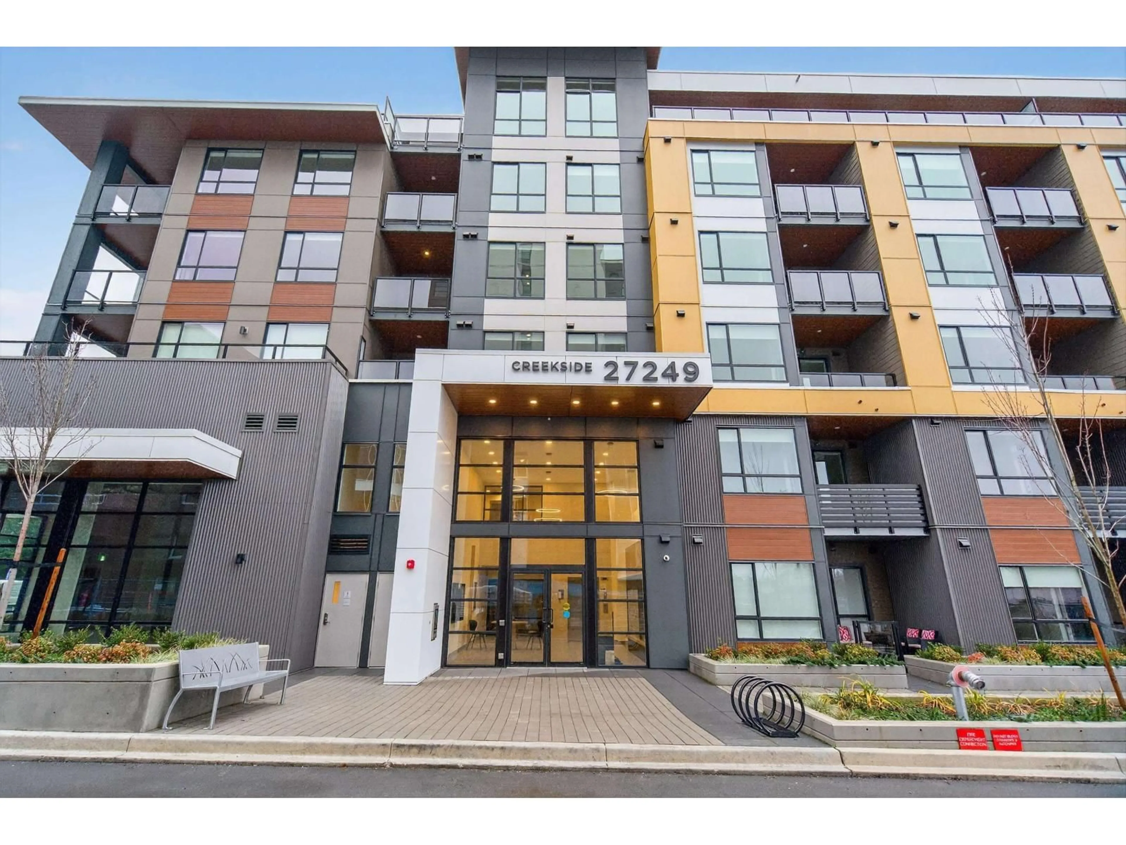 Patio, building for 210 - 27249 ALDERGROVE TOWN CENTRE DRIVE, Langley British Columbia V4W0E6