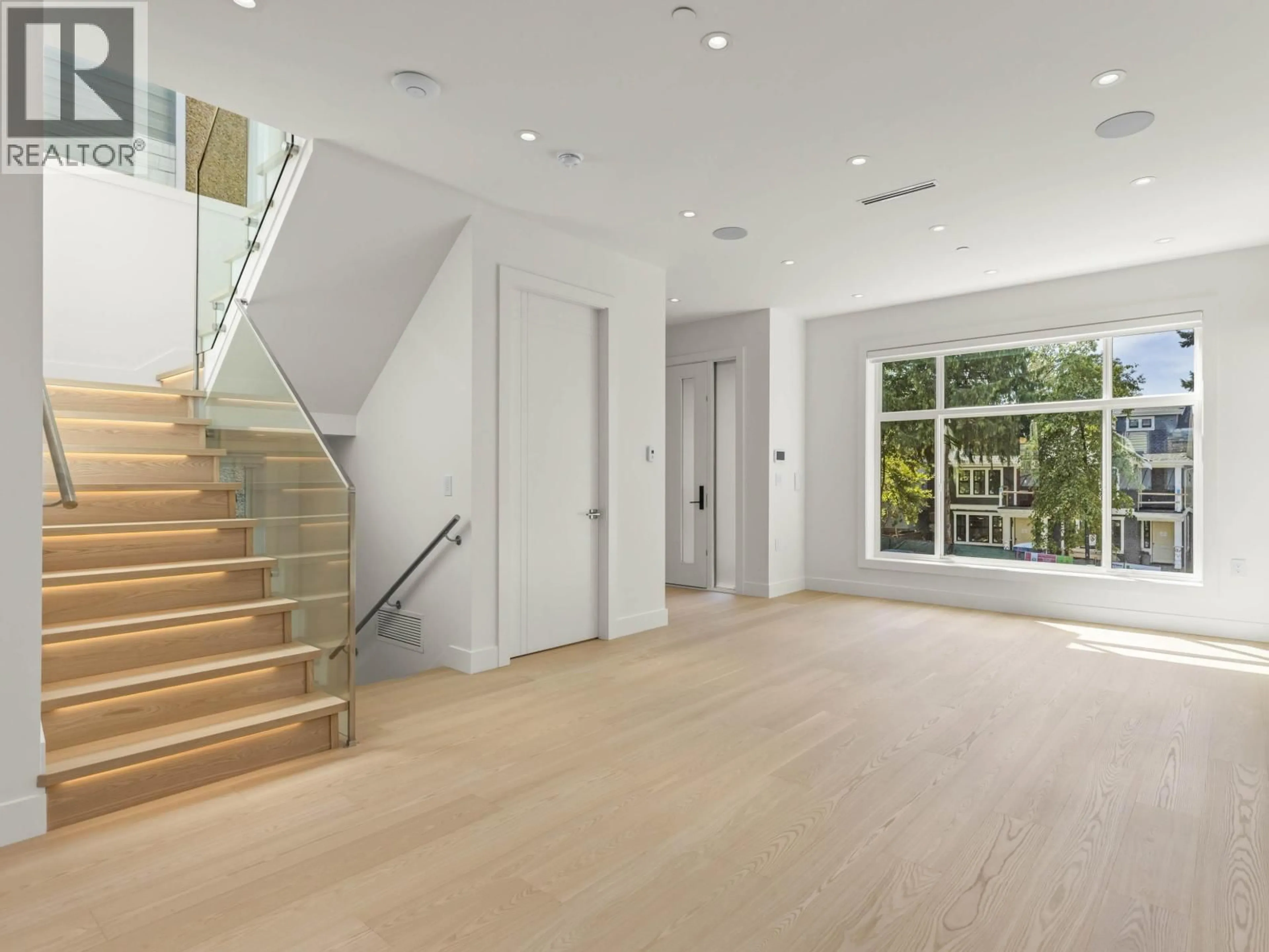 Indoor foyer for 2565 2ND AVENUE, Vancouver British Columbia V6K1J7