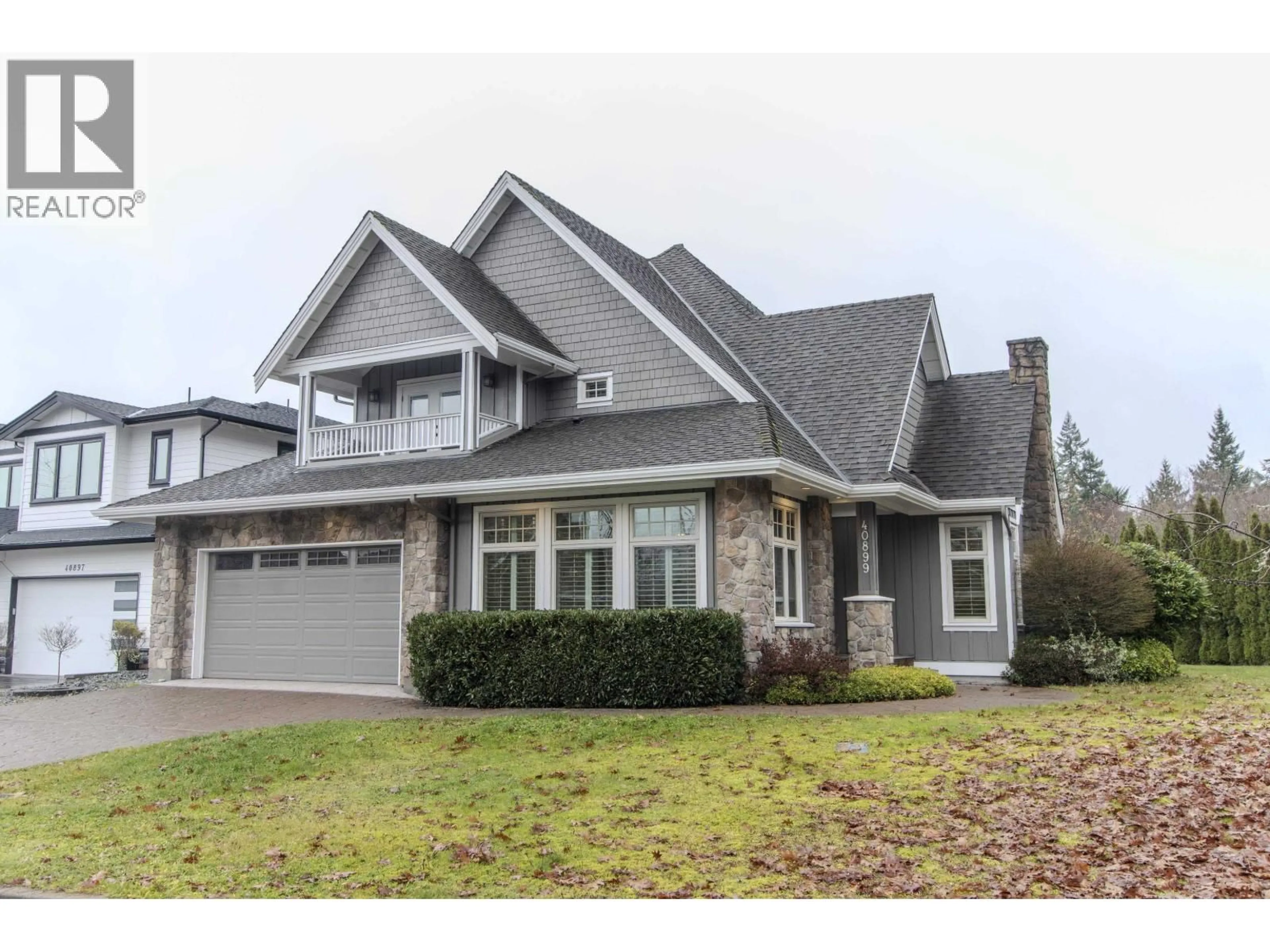 Home with vinyl exterior material, street for 40899 THE CRESCENT, Squamish British Columbia V8B0P8