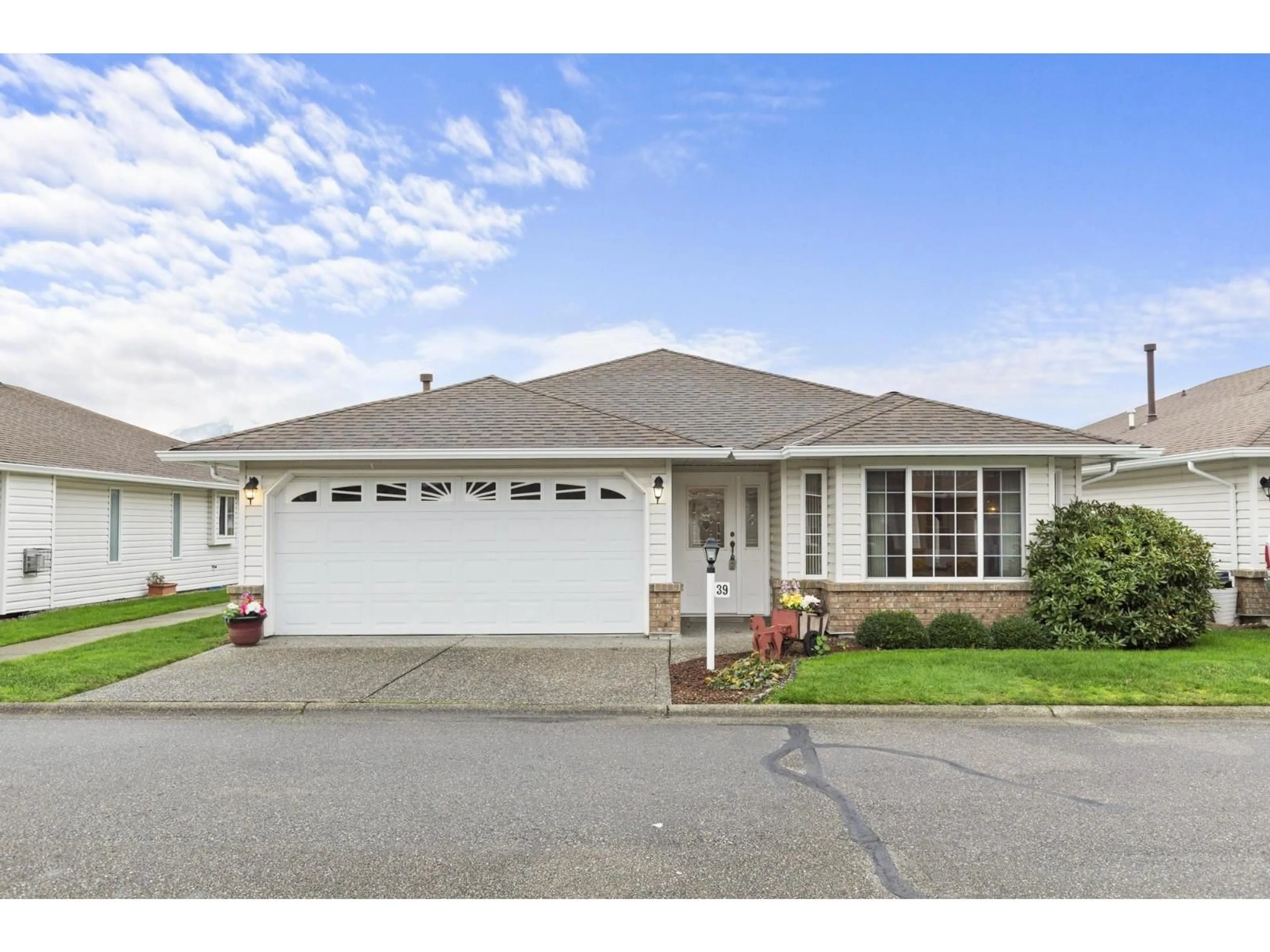 Home with vinyl exterior material, street for 39 - 46485 AIRPORT ROAD, Chilliwack British Columbia V2P7Y1
