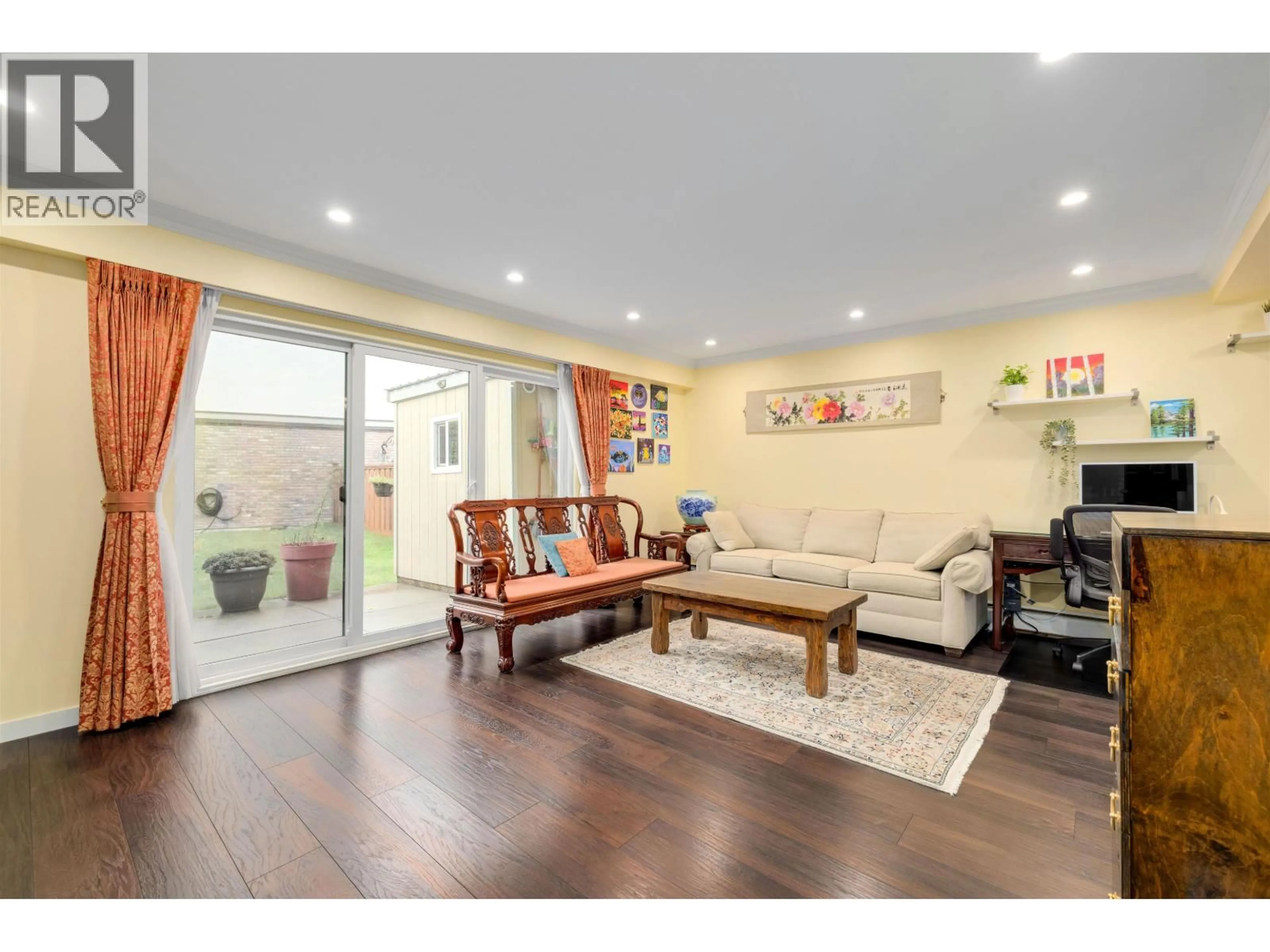 Living room with furniture, wood/laminate floor for 25 - 11551 KINGFISHER DRIVE, Richmond British Columbia V7E3N5