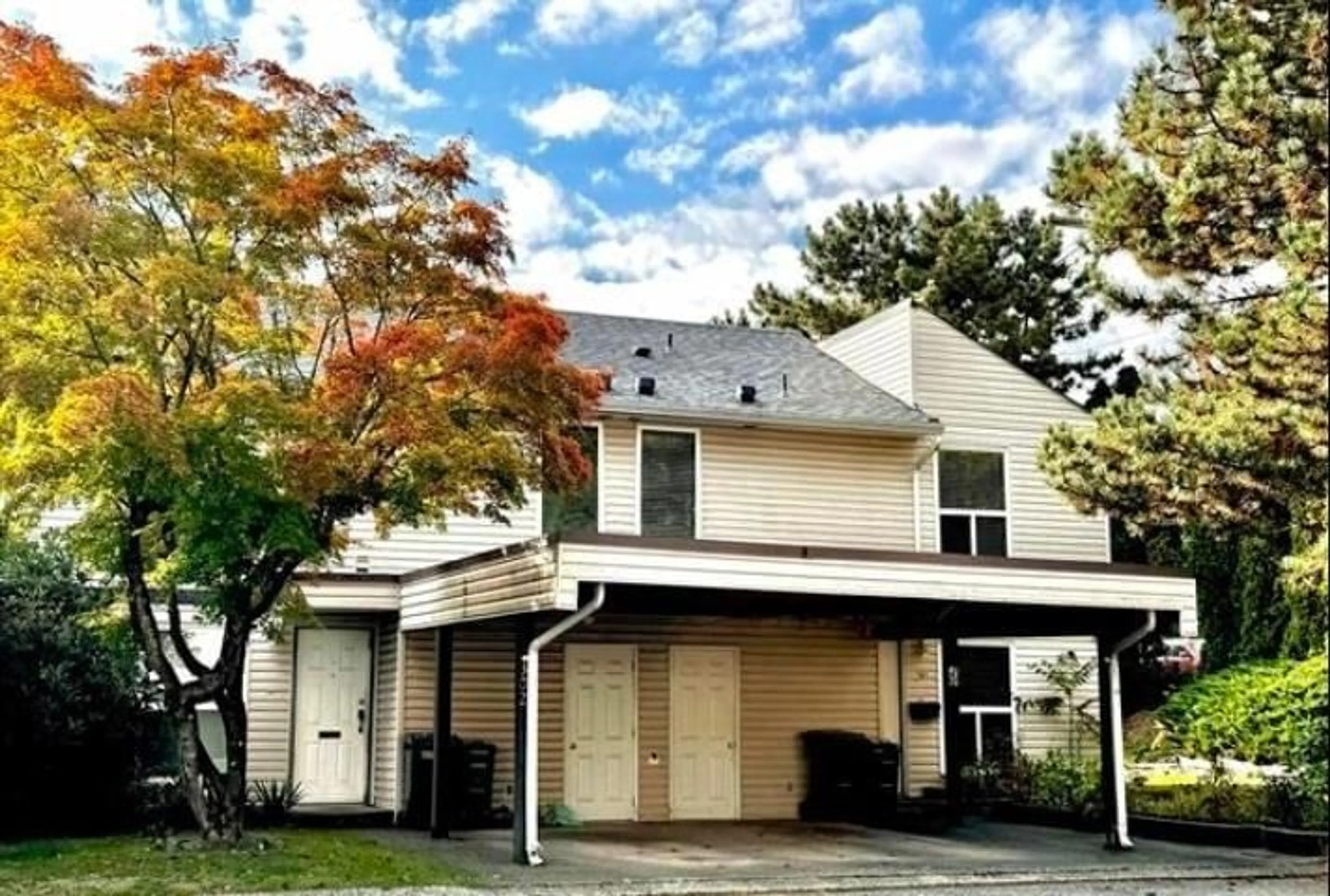 Home with vinyl exterior material, street for 302 - 32550 MACLURE ROAD, Abbotsford British Columbia V2T4N3