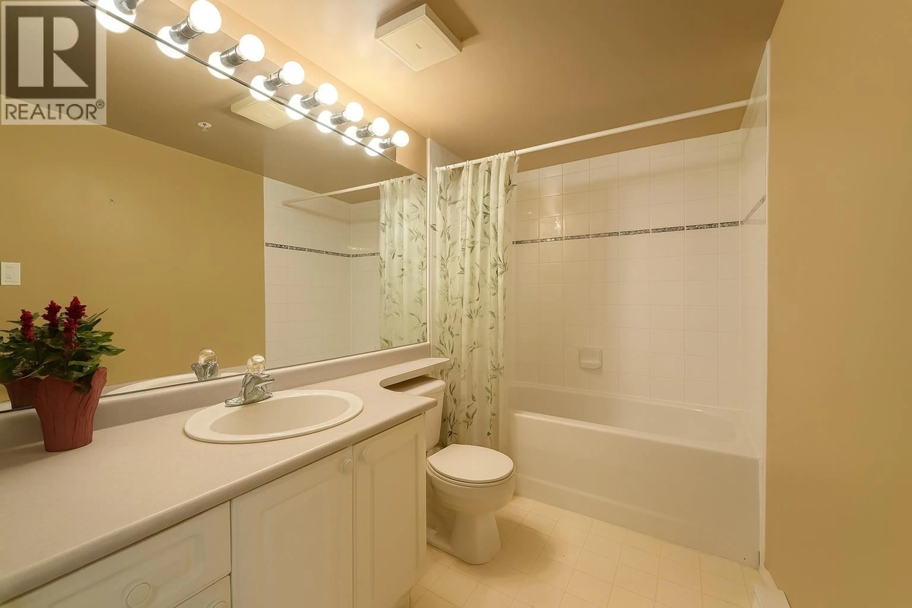 Standard bathroom, ceramic/tile floor for 412 - 5880 DOVER CRESCENT, Richmond British Columbia V7C5P5