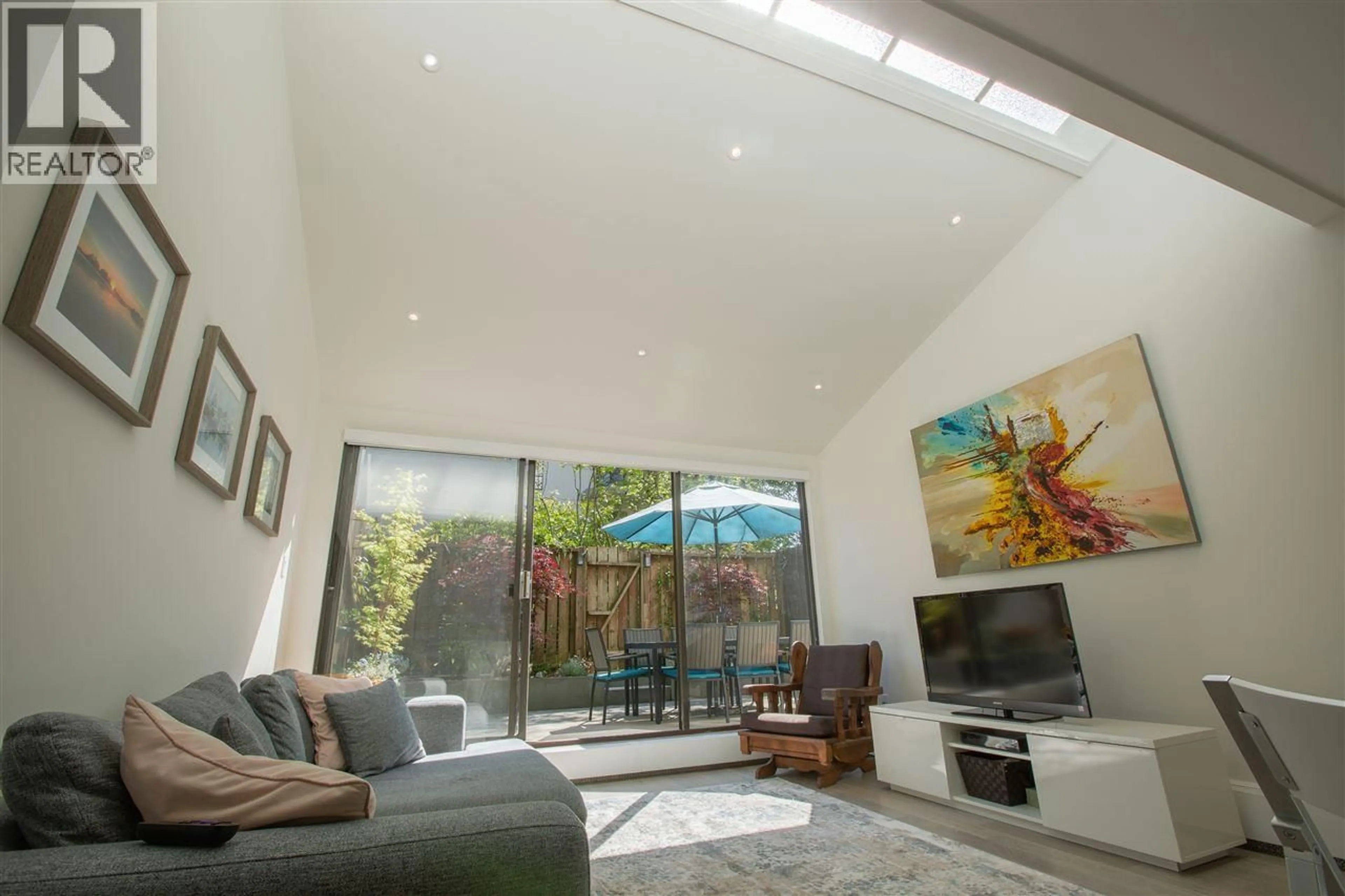 Living room with furniture, unknown for 106 - 1745 ESQUIMALT AVENUE, West Vancouver British Columbia V7V1R7