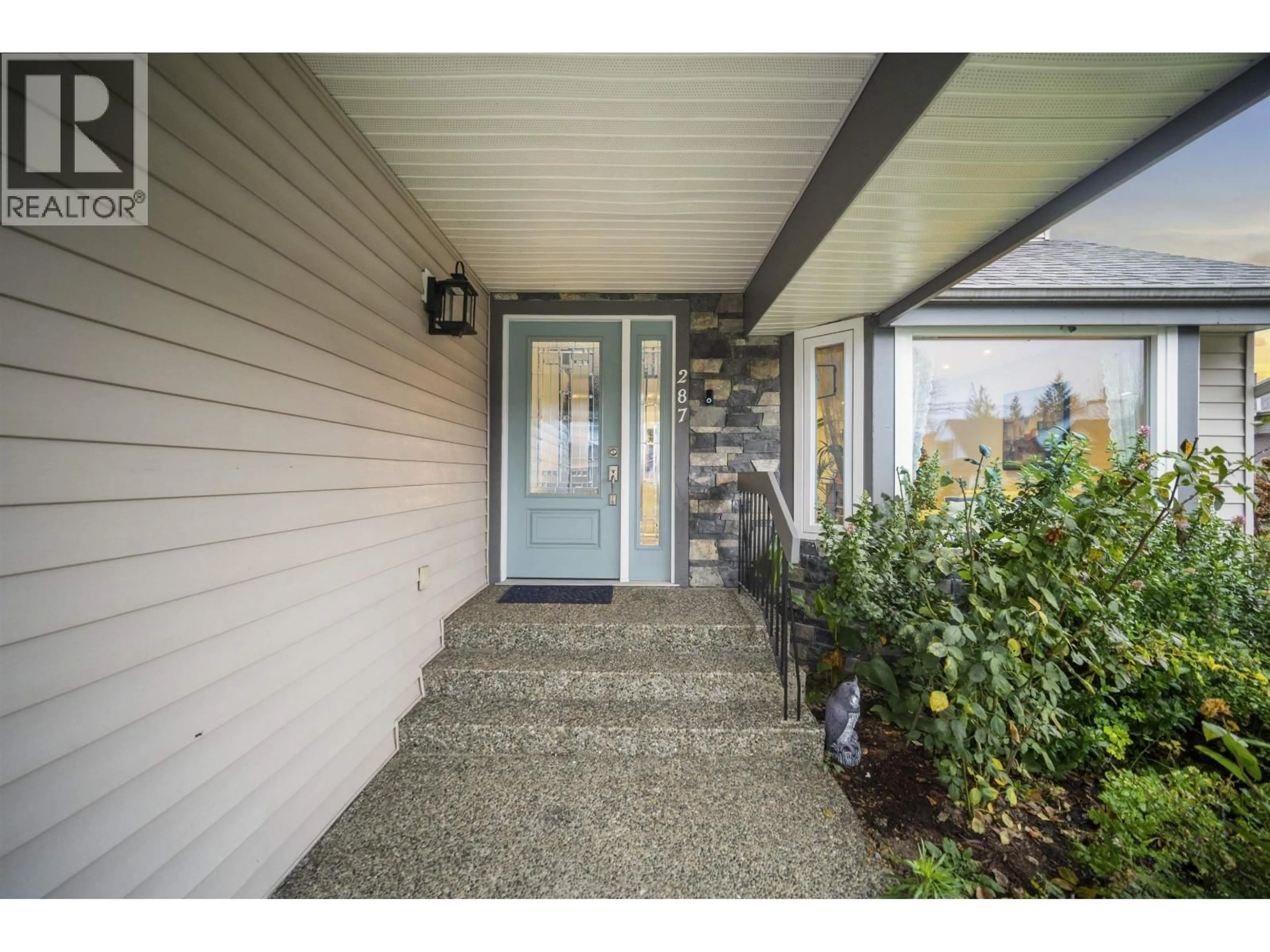 Indoor entryway for 287 SANTIAGO STREET, Coquitlam British Columbia V3K6R3