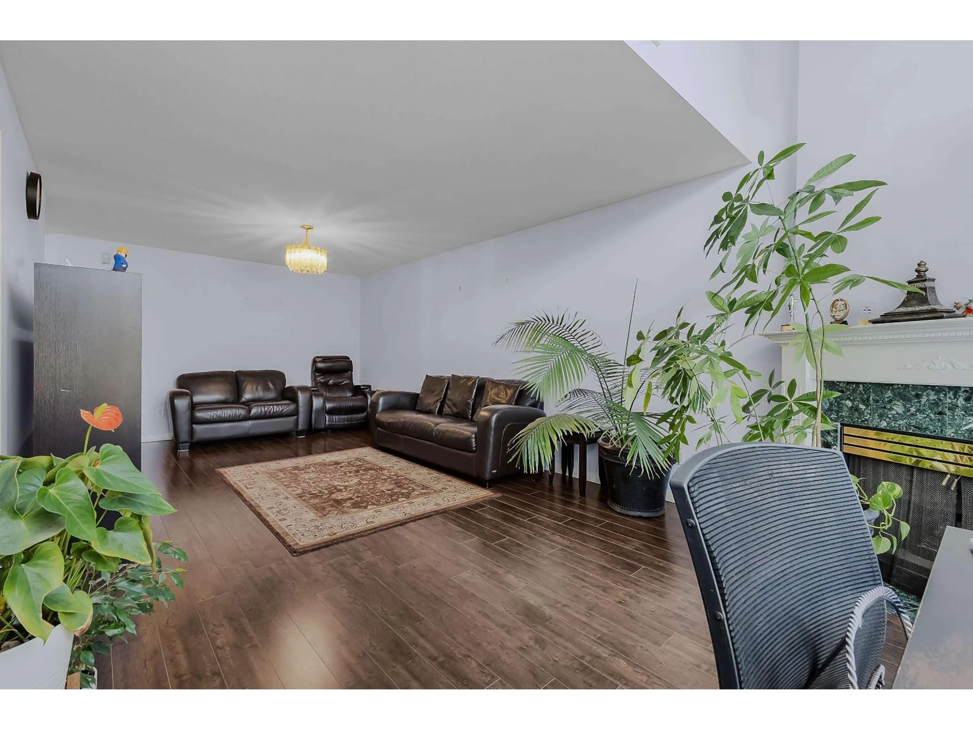 Living room with furniture, wood/laminate floor for 15 - 7250 122 STREET, Surrey British Columbia V3W1B4