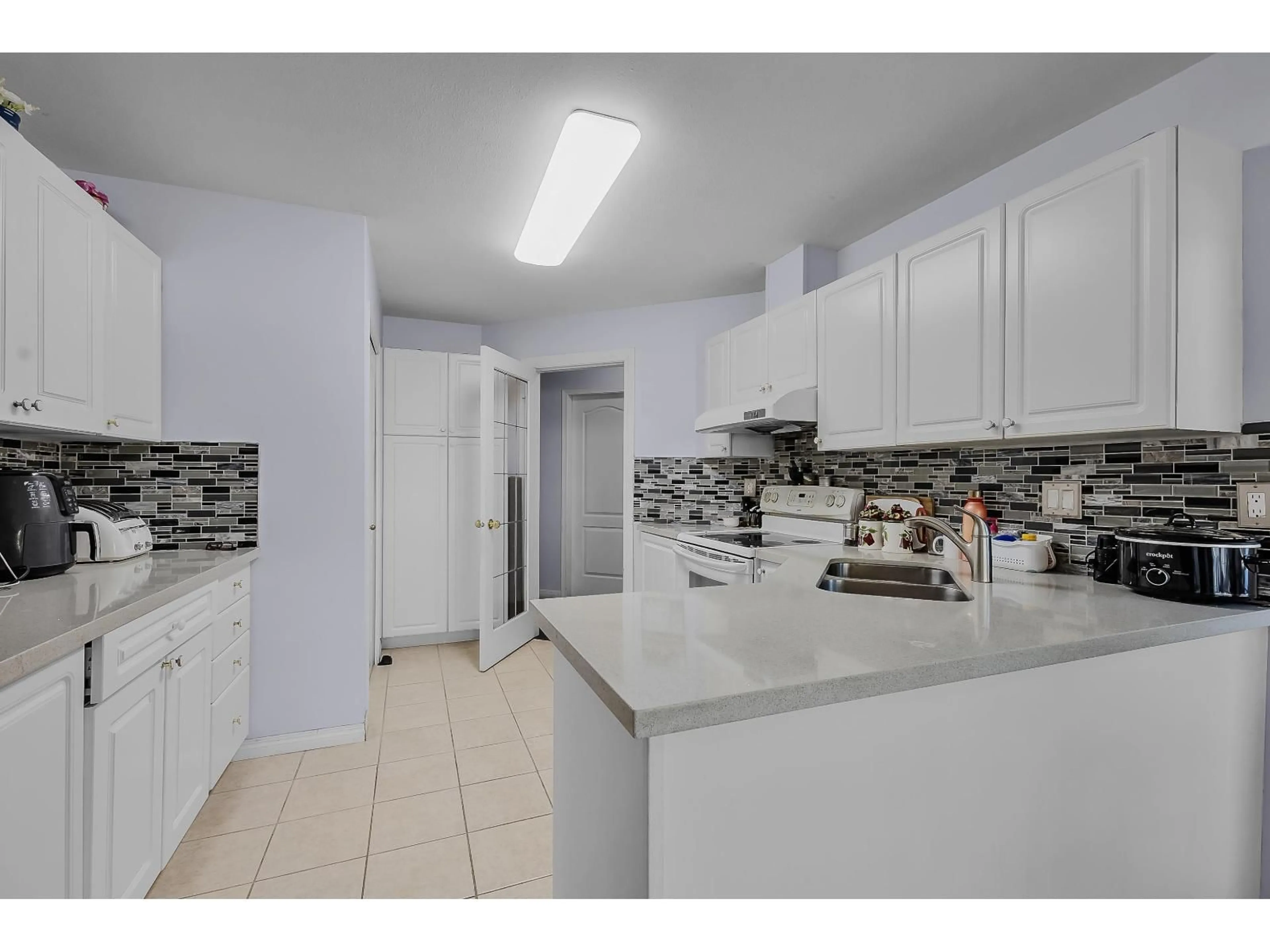 Standard kitchen, ceramic/tile floor for 15 - 7250 122 STREET, Surrey British Columbia V3W1B4